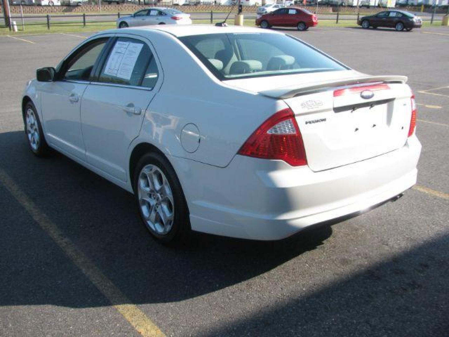 2010 White Ford Fusion SE (3FAHP0HA9AR) with an 2.5L L4 DOHC 16V engine, located at 2443 Albert Pike, Hot Springs, AR, 71913, (501) 623-6255, 34.492222, -93.109993 - LISTED FEATURES MAY BE OPTIONAL AND NOT INCLUDED ON THIS VEHICLE!!! - Photo#3