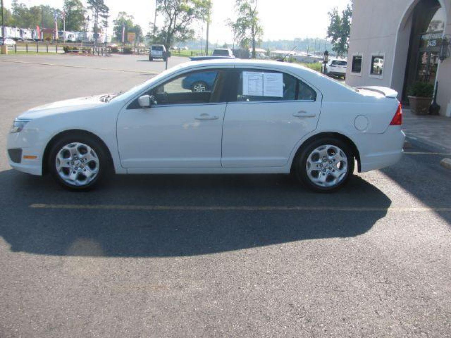 2010 White Ford Fusion SE (3FAHP0HA9AR) with an 2.5L L4 DOHC 16V engine, located at 2443 Albert Pike, Hot Springs, AR, 71913, (501) 623-6255, 34.492222, -93.109993 - LISTED FEATURES MAY BE OPTIONAL AND NOT INCLUDED ON THIS VEHICLE!!! - Photo#4