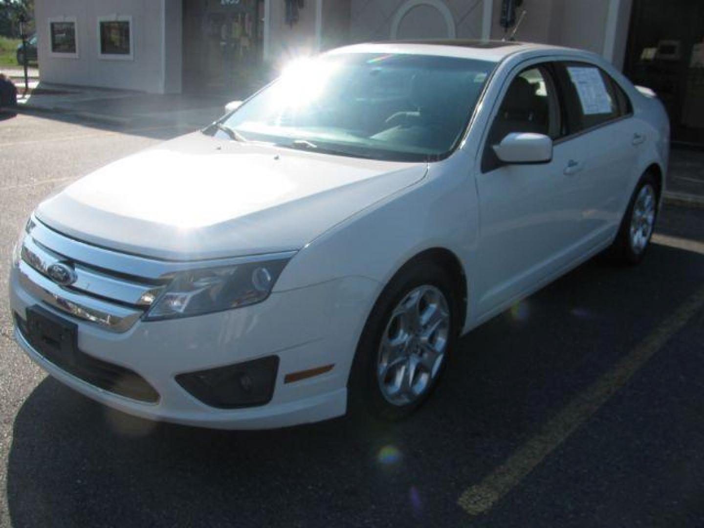 2010 White Ford Fusion SE (3FAHP0HA9AR) with an 2.5L L4 DOHC 16V engine, located at 2443 Albert Pike, Hot Springs, AR, 71913, (501) 623-6255, 34.492222, -93.109993 - LISTED FEATURES MAY BE OPTIONAL AND NOT INCLUDED ON THIS VEHICLE!!! - Photo#5