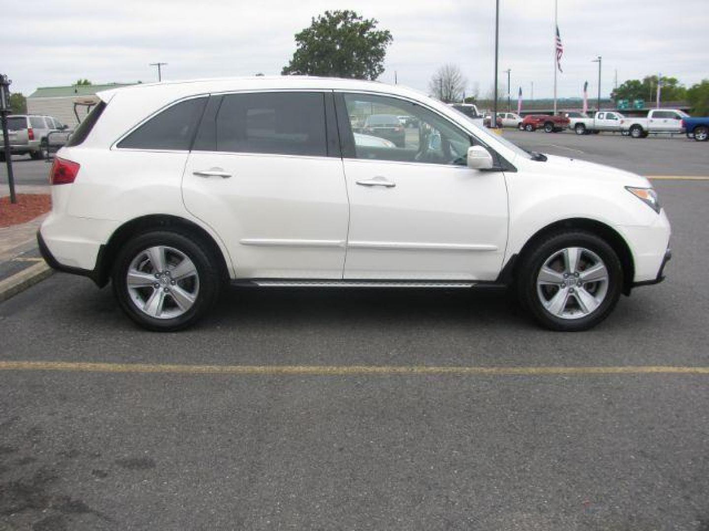 2011 White Acura MDX 6-Spd AT w/Tech and Entertainment Package (2HNYD2H42BH) with an 3.7L V6 SOHC 24V engine, 6-Speed Automatic transmission, located at 2443 Albert Pike, Hot Springs, AR, 71913, (501) 623-6255, 34.492222, -93.109993 - Photo#4