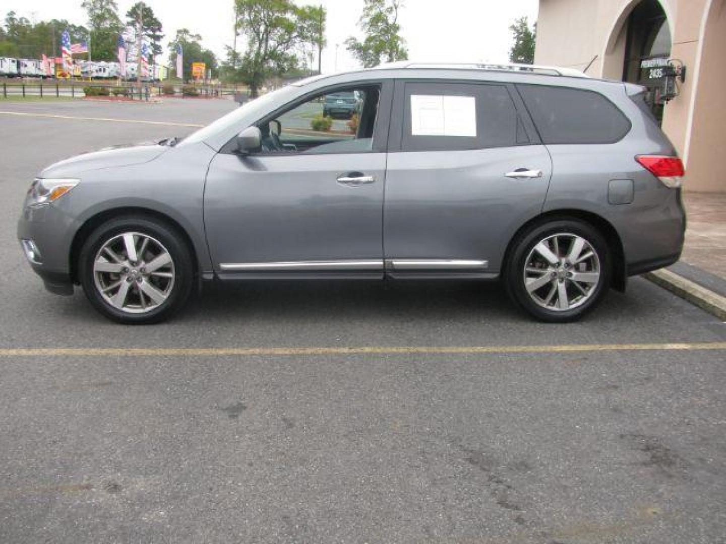 2015 Gray Nissan Pathfinder Platinum 2WD (5N1AR2MNXFC) with an 3.5L V6 DOHC 24V engine, Continuously Variable Transmission transmission, located at 2443 Albert Pike, Hot Springs, AR, 71913, (501) 623-6255, 34.492222, -93.109993 - Photo#1