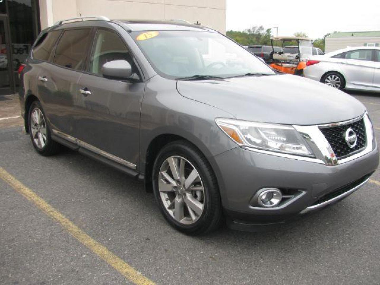 2015 Gray Nissan Pathfinder Platinum 2WD (5N1AR2MNXFC) with an 3.5L V6 DOHC 24V engine, Continuously Variable Transmission transmission, located at 2443 Albert Pike, Hot Springs, AR, 71913, (501) 623-6255, 34.492222, -93.109993 - Photo#5