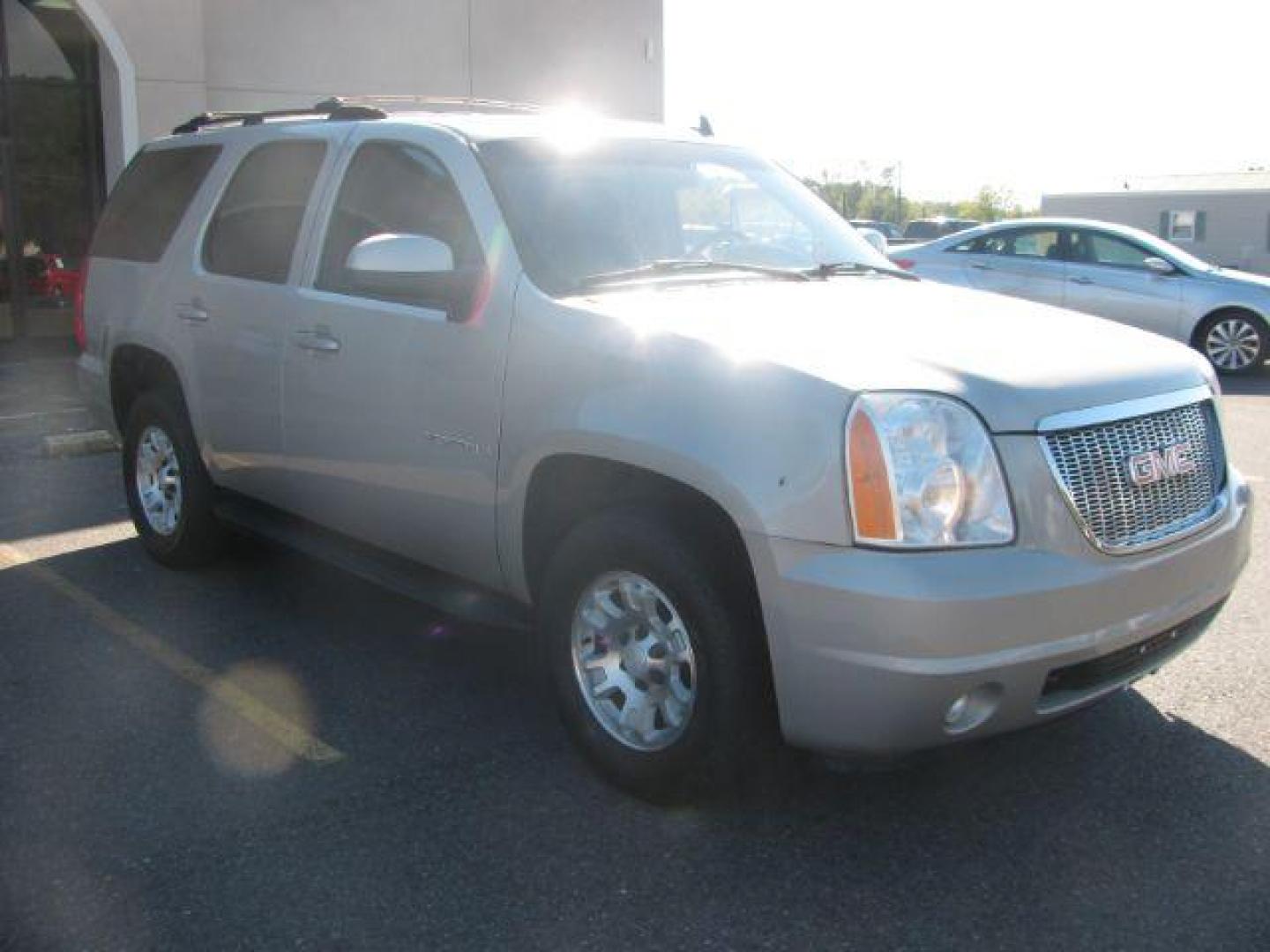 2007 Tan GMC Yukon SLE-1 2WD (1GKFC13J57R) with an 5.3L V8 OHV 16V engine, 4-Speed Automatic transmission, located at 2443 Albert Pike, Hot Springs, AR, 71913, (501) 623-6255, 34.492222, -93.109993 - Photo#5