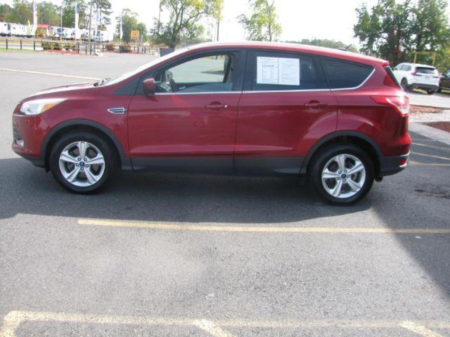 2013 Maroon Ford Escape SE FWD (1FMCU0G9XDU) with an 2.0L L4 DOHC 16V engine, 6-Speed Automatic transmission, located at 2443 Albert Pike, Hot Springs, AR, 71913, (501) 623-6255, 34.492222, -93.109993 - Photo#4