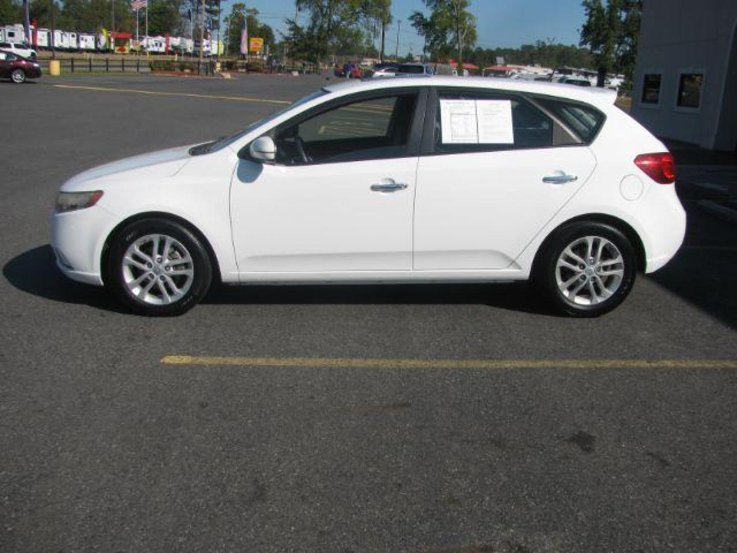 2012 White Kia Forte 5-Door EX (KNAFU5A26C5) with an 2.0L L4 DOHC 16V engine, located at 2443 Albert Pike, Hot Springs, AR, 71913, (501) 623-6255, 34.492222, -93.109993 - Photo#1