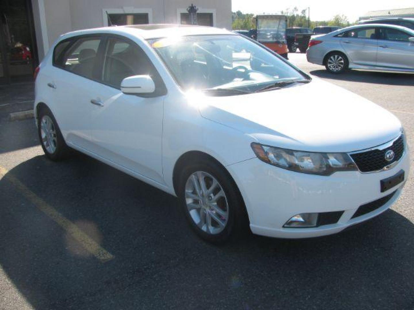 2012 White Kia Forte 5-Door EX (KNAFU5A26C5) with an 2.0L L4 DOHC 16V engine, located at 2443 Albert Pike, Hot Springs, AR, 71913, (501) 623-6255, 34.492222, -93.109993 - Photo#5