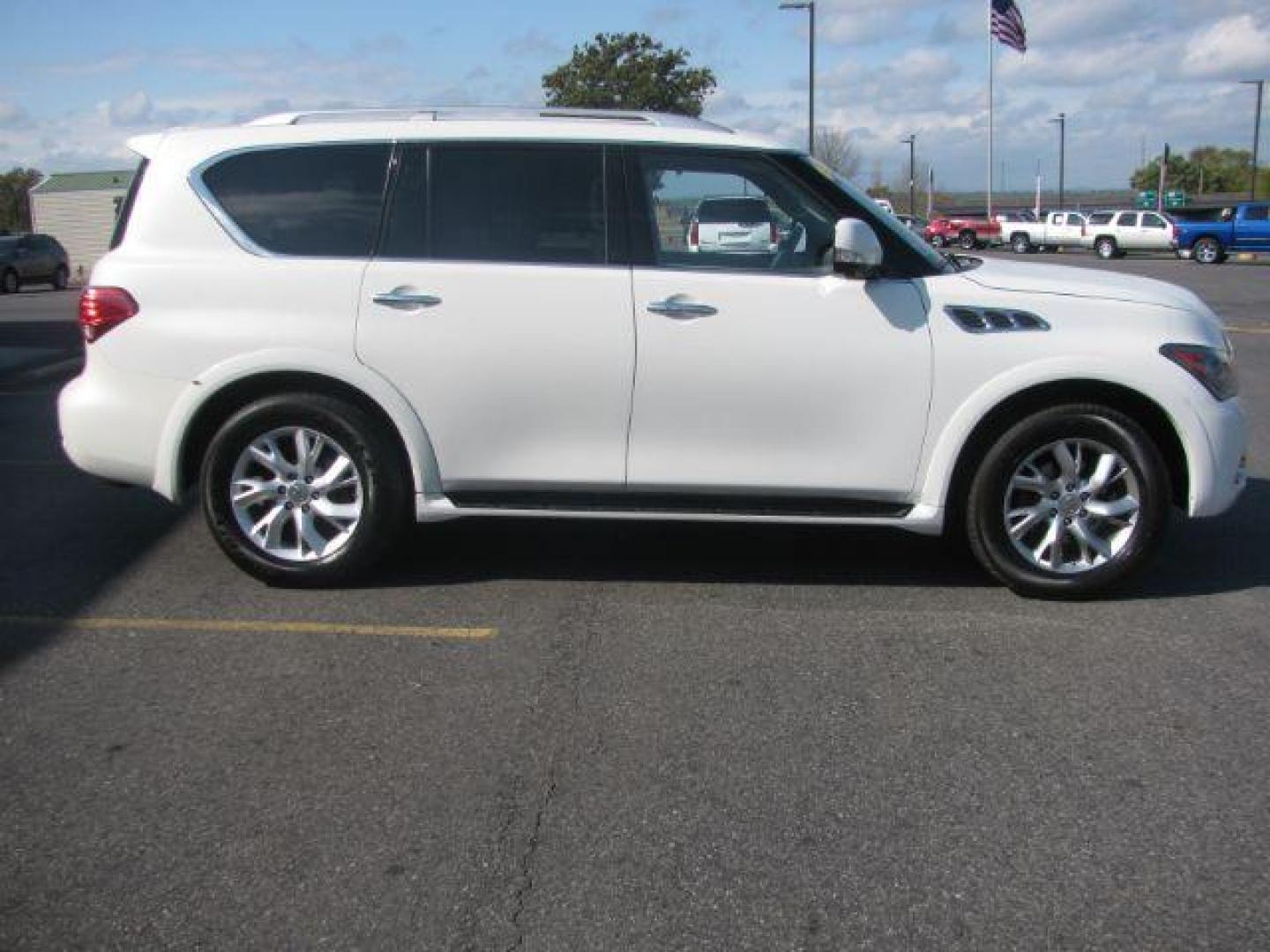 2013 White Infiniti QX56 4WD (JN8AZ2NE5D9) with an 5.6L V8 DOHC 32V engine, 5-Speed Automatic transmission, located at 2443 Albert Pike, Hot Springs, AR, 71913, (501) 623-6255, 34.492222, -93.109993 - Photo#4