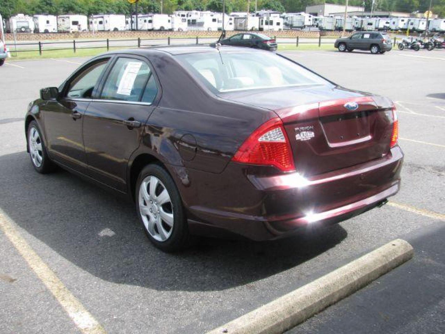 2011 Maroon Ford Fusion I4 SE (3FAHP0HA0BR) with an 2.5L L4 DOHC 16V engine, located at 2443 Albert Pike, Hot Springs, AR, 71913, (501) 623-6255, 34.492222, -93.109993 - LISTED FEATURES MAY BE OPTIONAL AND NOT INCLUDED ON THIS VEHICLE!!! - Photo#3