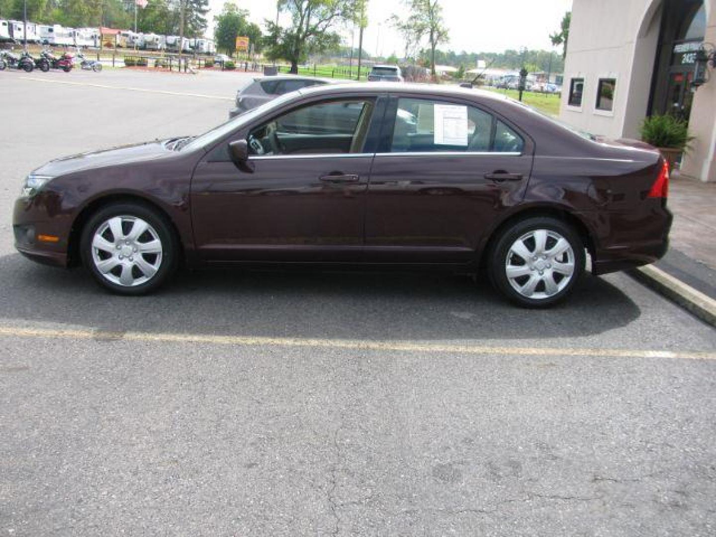 2011 Maroon Ford Fusion I4 SE (3FAHP0HA0BR) with an 2.5L L4 DOHC 16V engine, located at 2443 Albert Pike, Hot Springs, AR, 71913, (501) 623-6255, 34.492222, -93.109993 - LISTED FEATURES MAY BE OPTIONAL AND NOT INCLUDED ON THIS VEHICLE!!! - Photo#4