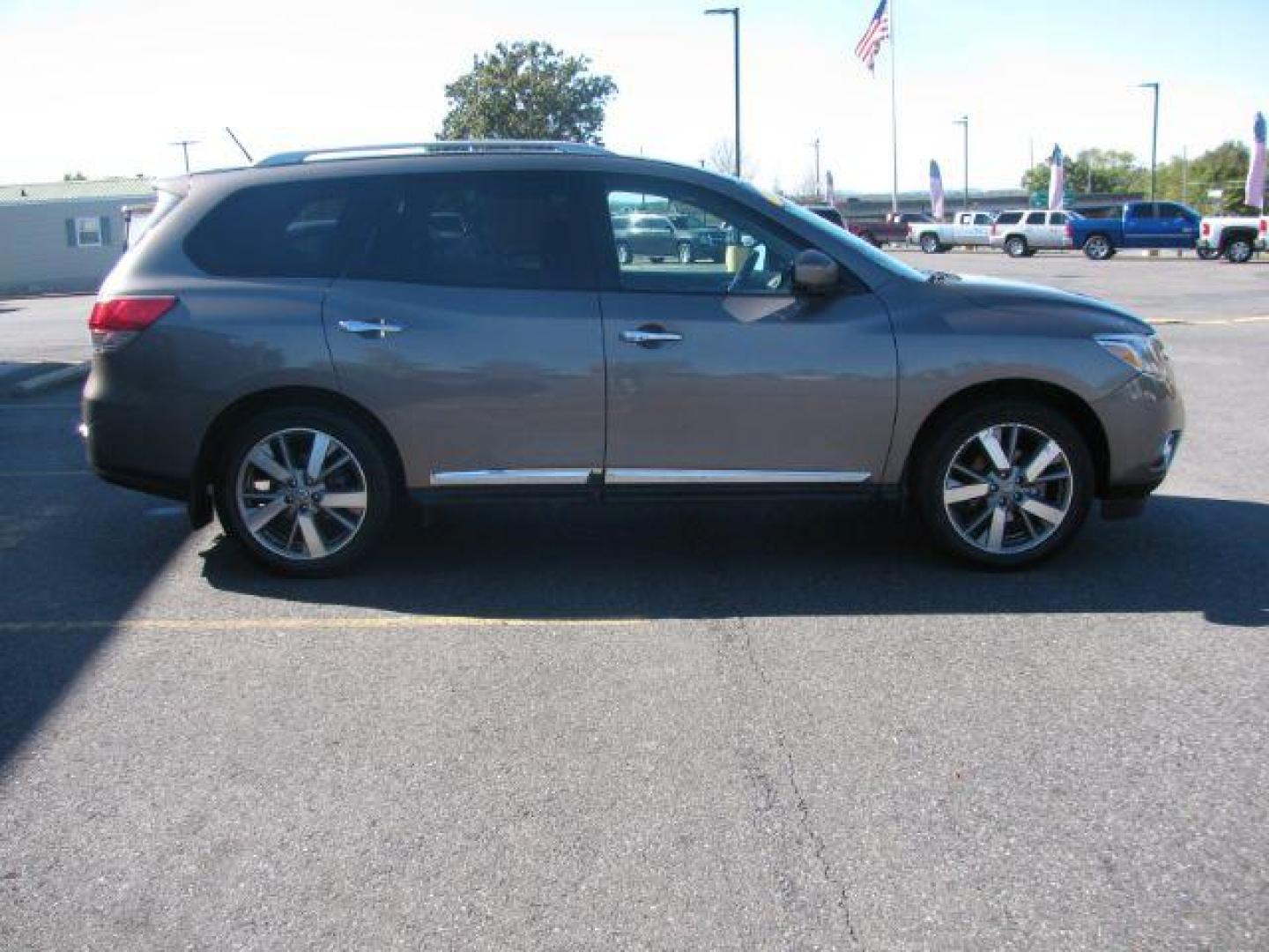 2014 Brown Nissan Pathfinder Platinum 4WD (5N1AR2MM7EC) with an 3.5L V6 DOHC 24V engine, Continuously Variable Transmission transmission, located at 2443 Albert Pike, Hot Springs, AR, 71913, (501) 623-6255, 34.492222, -93.109993 - Photo#4