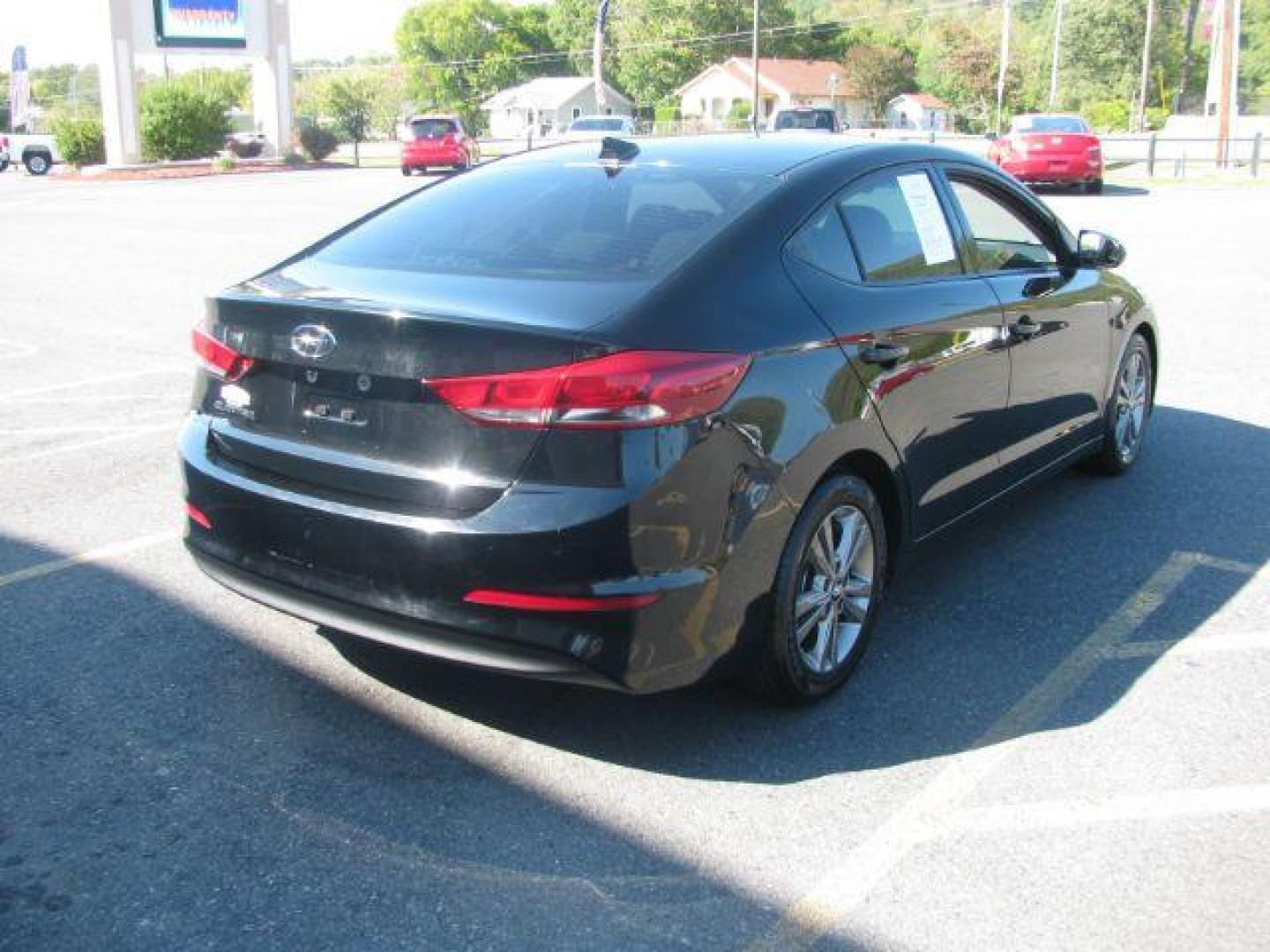 2018 Black Hyundai Elantra Limited (5NPD84LF6JH) with an 1.8L L4 DOHC 16V engine, 6-Speed Automatic transmission, located at 2443 Albert Pike, Hot Springs, AR, 71913, (501) 623-6255, 34.492222, -93.109993 - LISTED FEATURES MAY BE OPTIONAL AND NOT INCLUDED ON THIS VEHICLE!!! - Photo#3