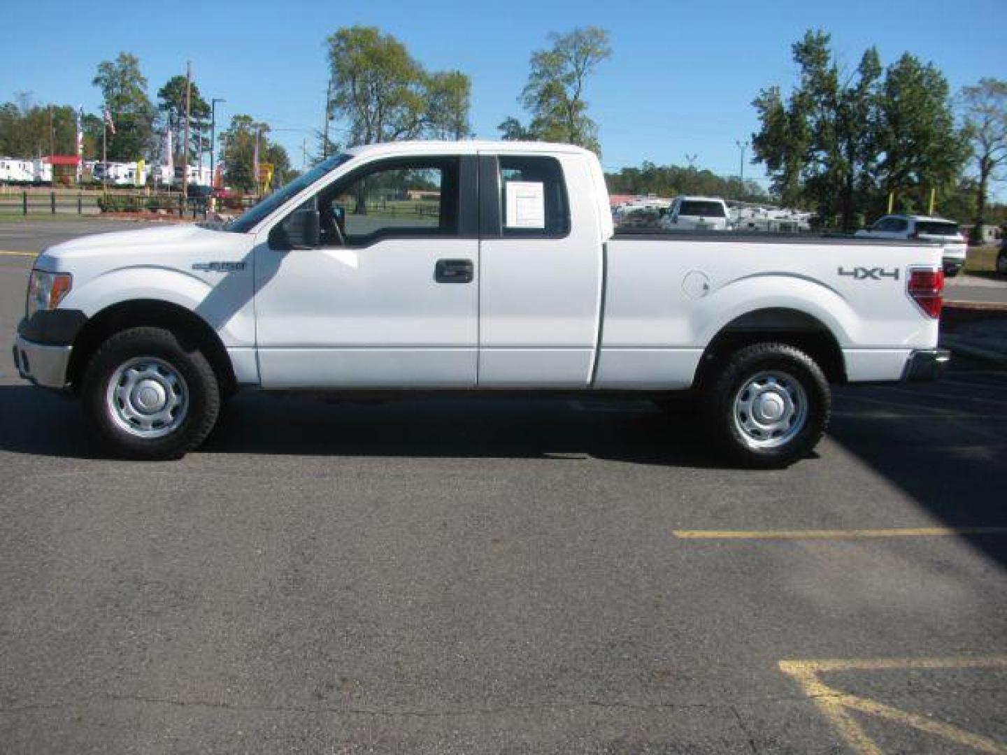 2013 White Ford F-150 XL SuperCab 6.5-ft. Bed 4WD (1FTFX1EF4DF) with an 5.0L V8 engine, 6-Speed Automatic transmission, located at 2443 Albert Pike, Hot Springs, AR, 71913, (501) 623-6255, 34.492222, -93.109993 - Photo#1