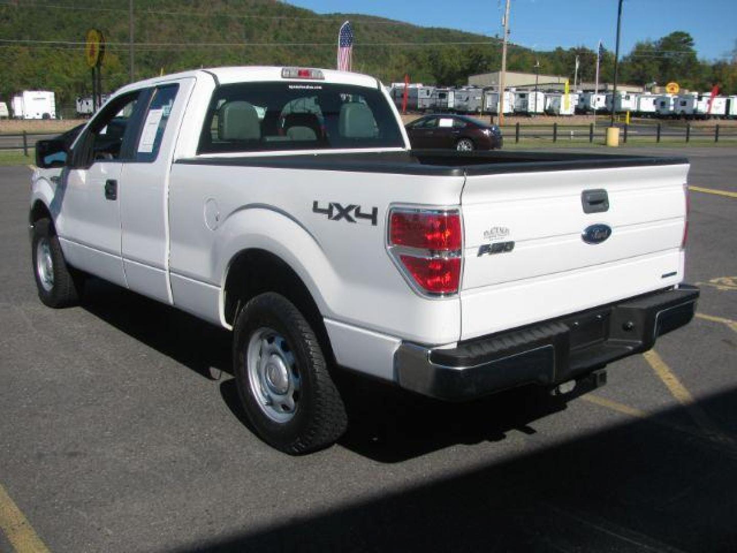 2013 White Ford F-150 XL SuperCab 6.5-ft. Bed 4WD (1FTFX1EF4DF) with an 5.0L V8 engine, 6-Speed Automatic transmission, located at 2443 Albert Pike, Hot Springs, AR, 71913, (501) 623-6255, 34.492222, -93.109993 - Photo#2