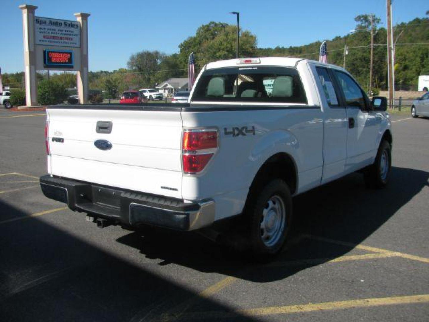 2013 White Ford F-150 XL SuperCab 6.5-ft. Bed 4WD (1FTFX1EF4DF) with an 5.0L V8 engine, 6-Speed Automatic transmission, located at 2443 Albert Pike, Hot Springs, AR, 71913, (501) 623-6255, 34.492222, -93.109993 - Photo#4