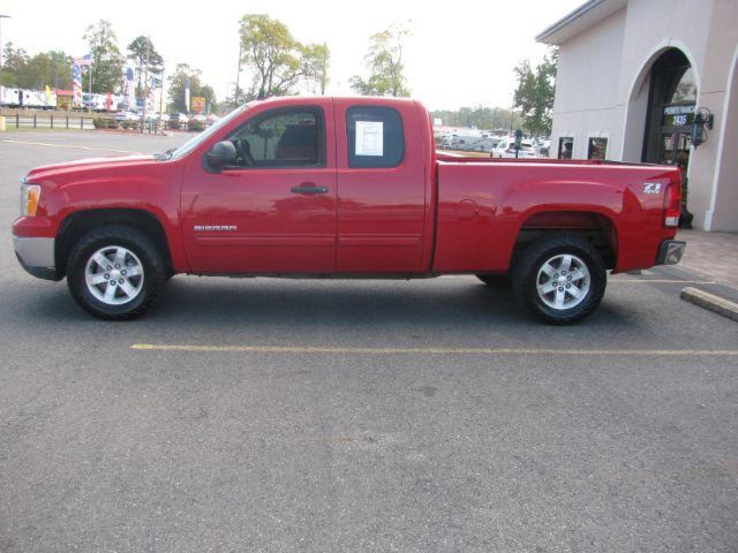 2013 Red GMC Sierra 1500 SLE Ext. Cab 4WD (1GTR2VE73DZ) with an 5.3L V8 OHV 16V FFV engine, 6-Speed Automatic transmission, located at 2443 Albert Pike, Hot Springs, AR, 71913, (501) 623-6255, 34.492222, -93.109993 - Photo#5