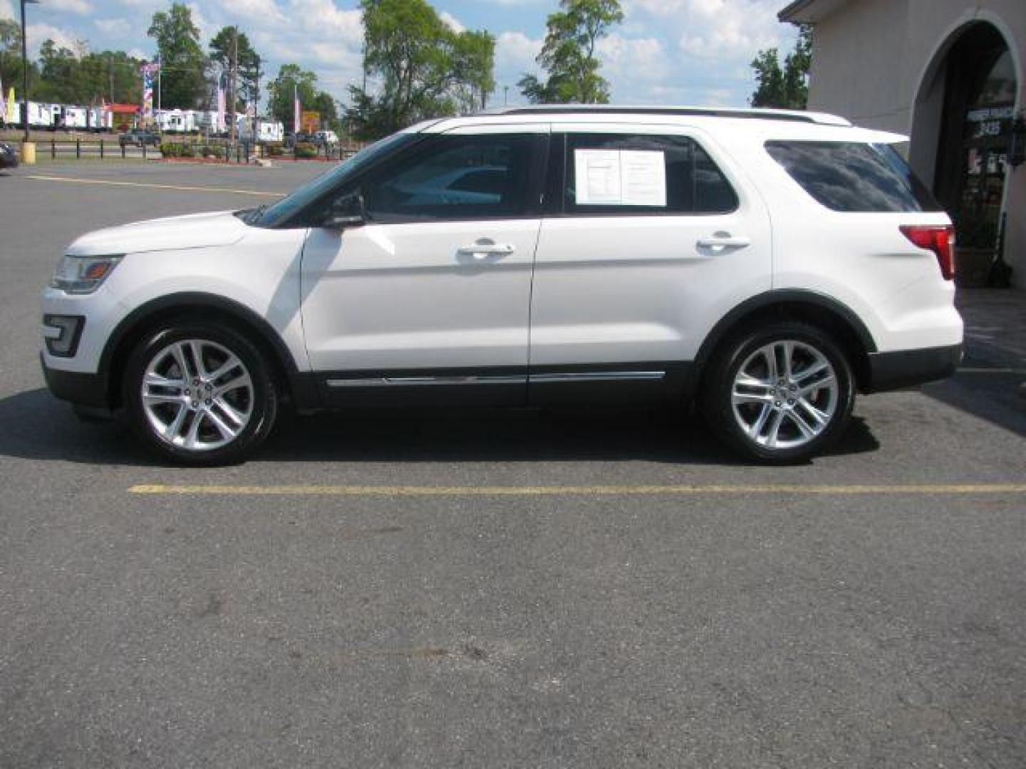 2016 White Ford Explorer XLT FWD (1FM5K7D87GG) with an 3.5L V6 DOHC 24V engine, 6-Speed Automatic transmission, located at 2443 Albert Pike, Hot Springs, AR, 71913, (501) 623-6255, 34.492222, -93.109993 - Photo#1