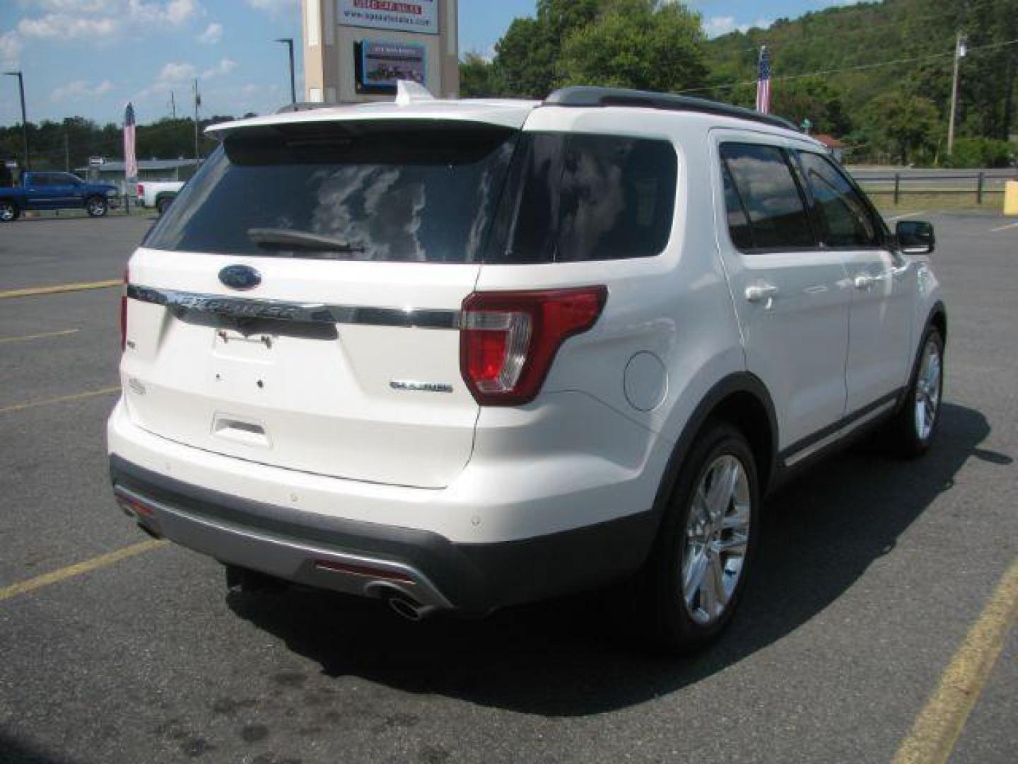 2016 White Ford Explorer XLT FWD (1FM5K7D87GG) with an 3.5L V6 DOHC 24V engine, 6-Speed Automatic transmission, located at 2443 Albert Pike, Hot Springs, AR, 71913, (501) 623-6255, 34.492222, -93.109993 - Photo#3