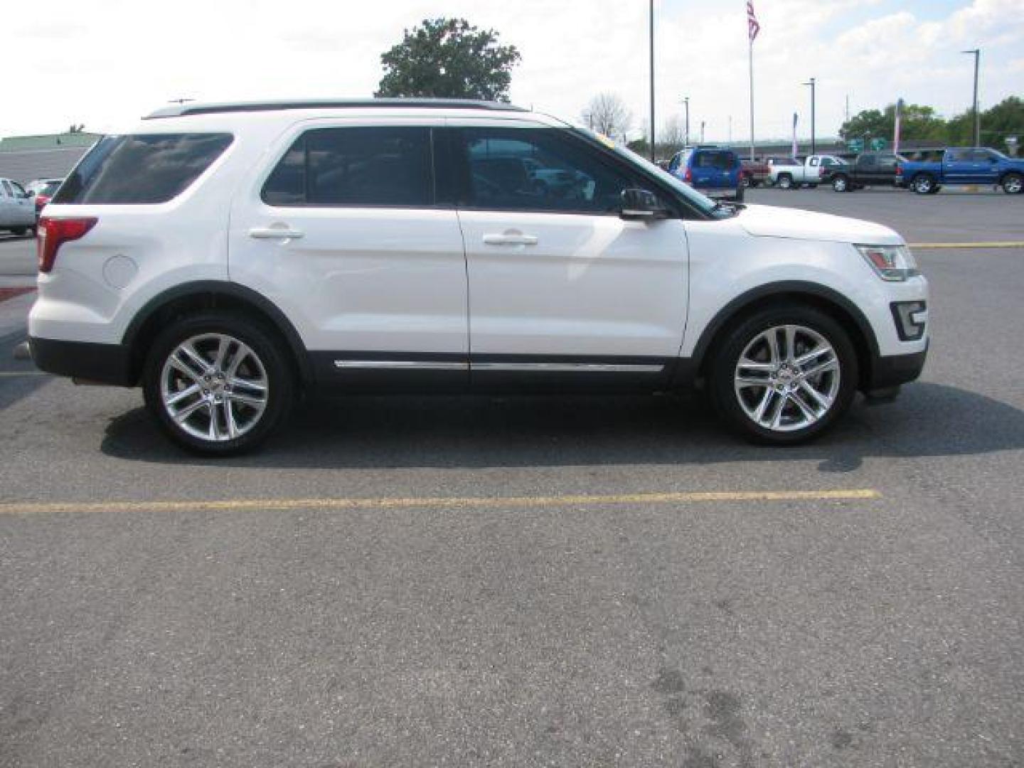 2016 White Ford Explorer XLT FWD (1FM5K7D87GG) with an 3.5L V6 DOHC 24V engine, 6-Speed Automatic transmission, located at 2443 Albert Pike, Hot Springs, AR, 71913, (501) 623-6255, 34.492222, -93.109993 - Photo#4