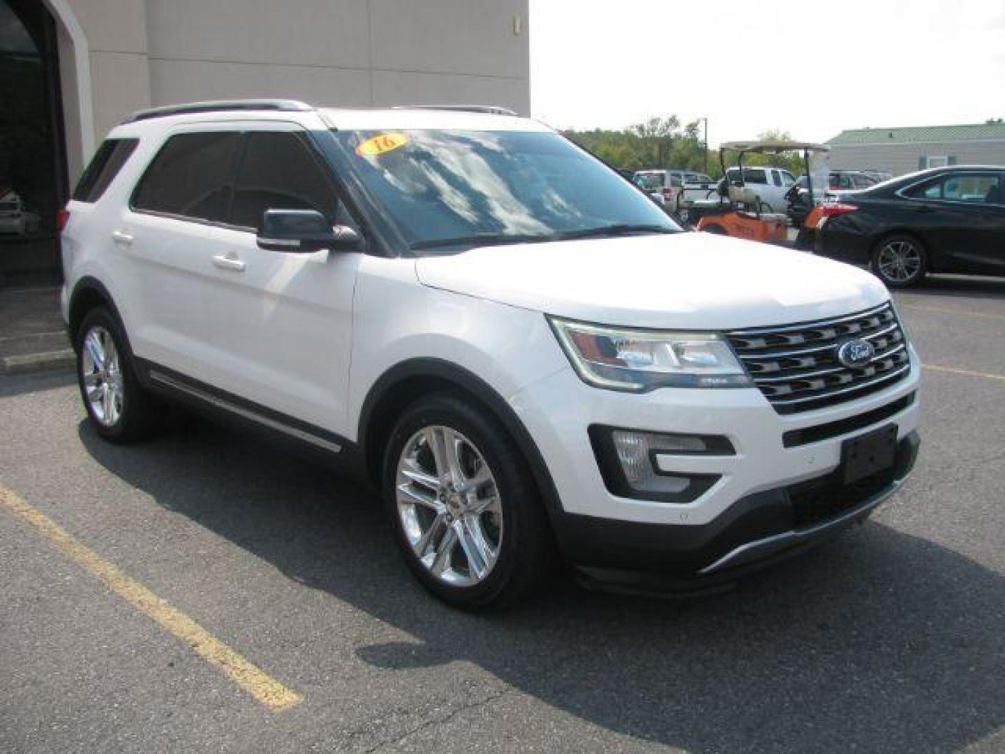 2016 White Ford Explorer XLT FWD (1FM5K7D87GG) with an 3.5L V6 DOHC 24V engine, 6-Speed Automatic transmission, located at 2443 Albert Pike, Hot Springs, AR, 71913, (501) 623-6255, 34.492222, -93.109993 - Photo#5