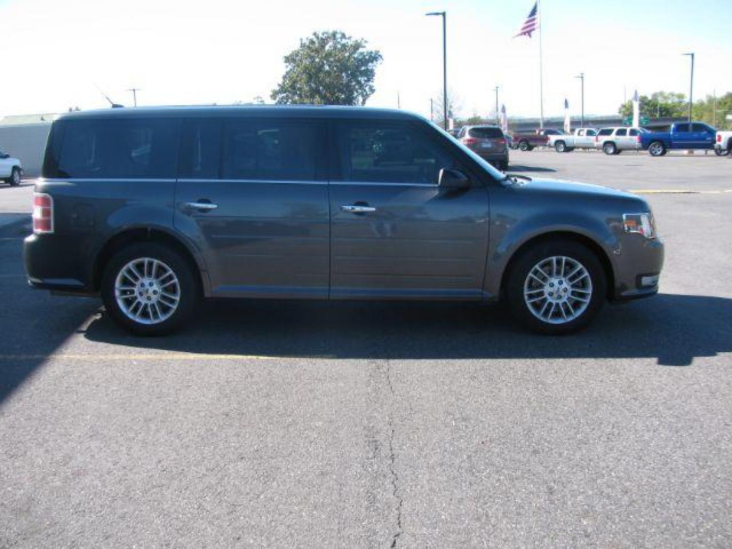 2015 Gray Ford Flex SEL AWD (2FMHK6C84FB) with an 3.5L V6 DOHC 24V engine, 6-Speed Automatic Overdrive transmission, located at 2443 Albert Pike, Hot Springs, AR, 71913, (501) 623-6255, 34.492222, -93.109993 - Photo#4