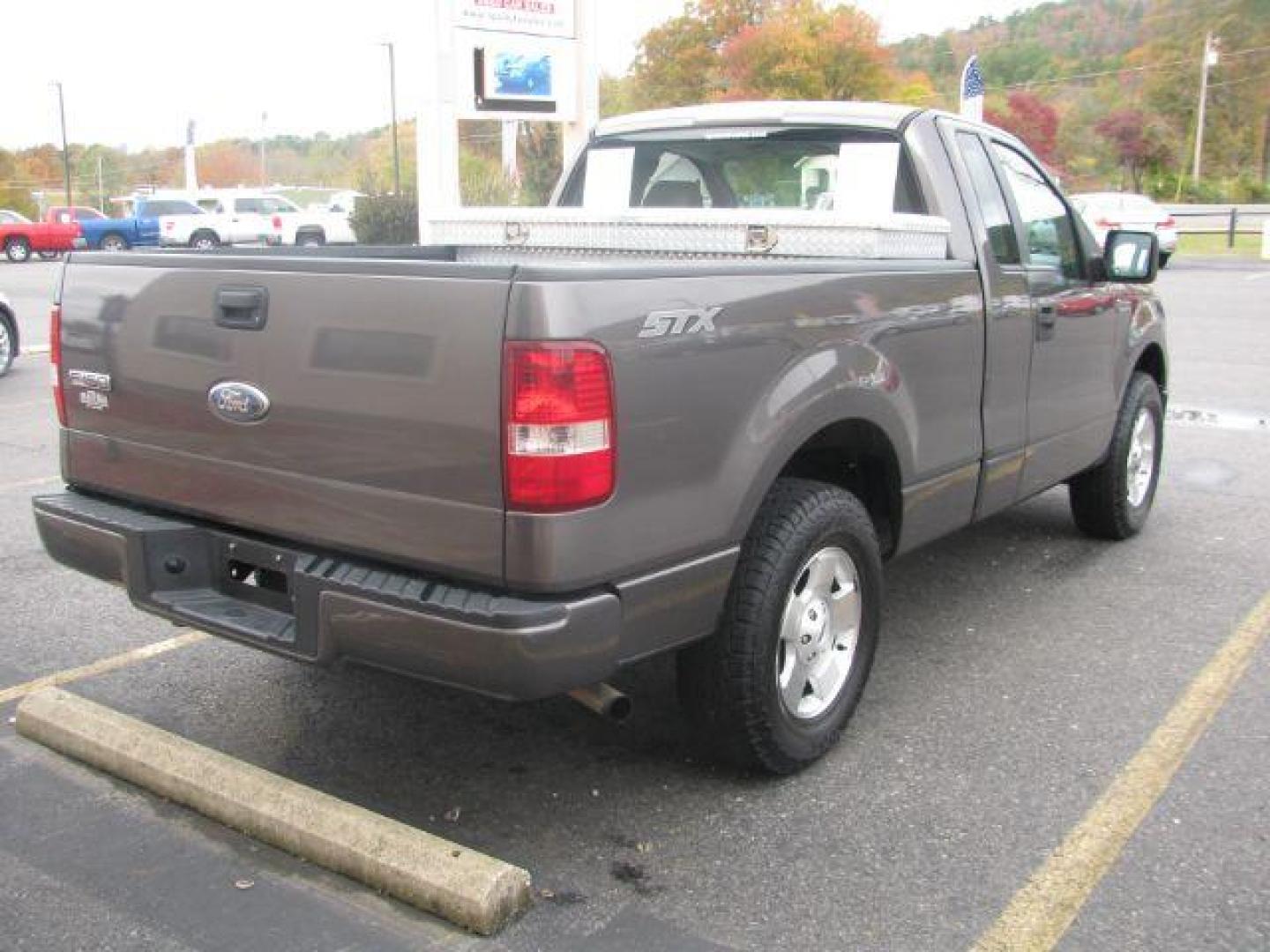 2007 Gray Ford F-150 STX 2WD (1FTRF12267K) with an 4.2L V6 OHV 12V engine, located at 2443 Albert Pike, Hot Springs, AR, 71913, (501) 623-6255, 34.492222, -93.109993 - Photo#4