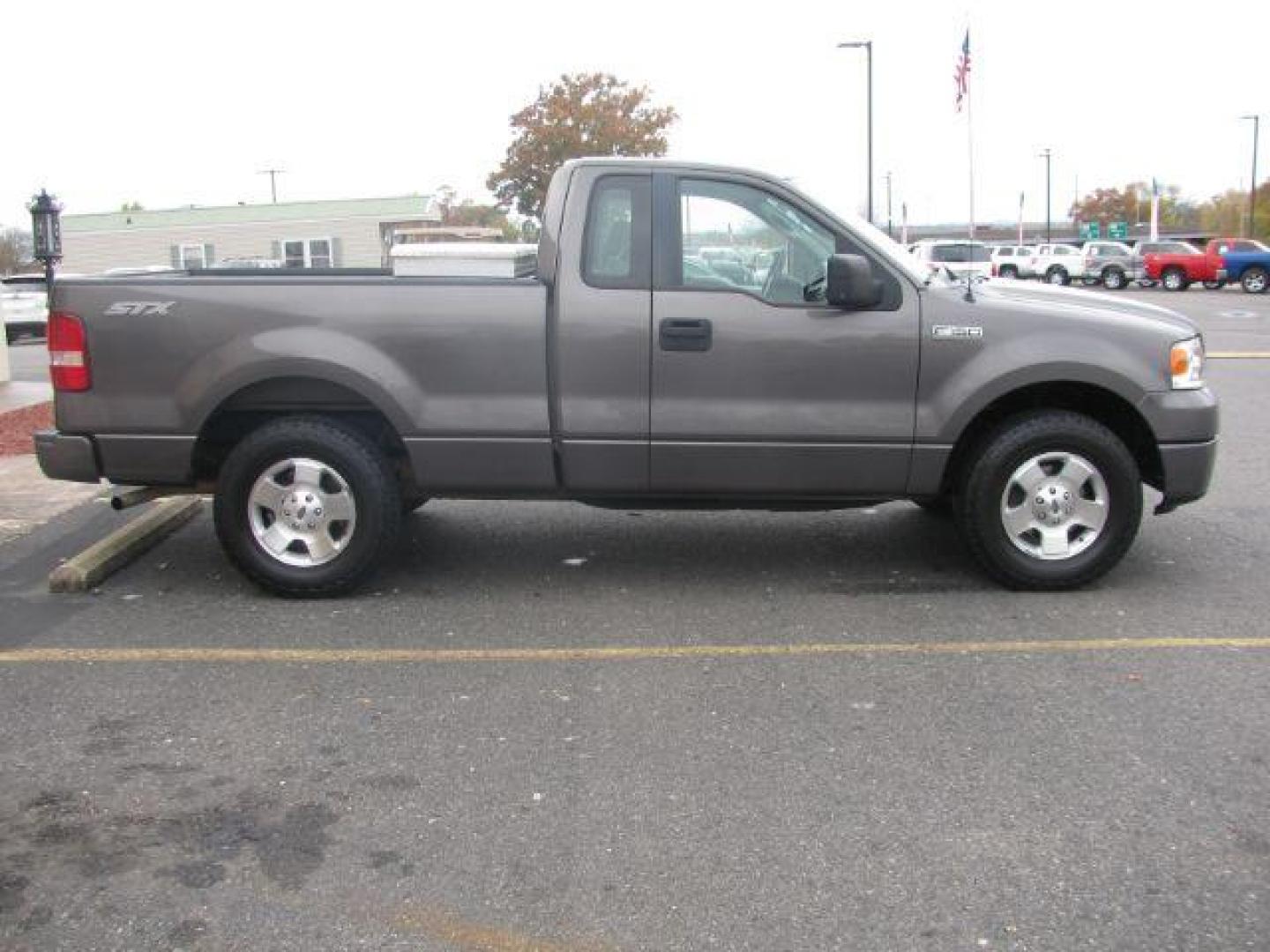 2007 Gray Ford F-150 STX 2WD (1FTRF12267K) with an 4.2L V6 OHV 12V engine, located at 2443 Albert Pike, Hot Springs, AR, 71913, (501) 623-6255, 34.492222, -93.109993 - Photo#5