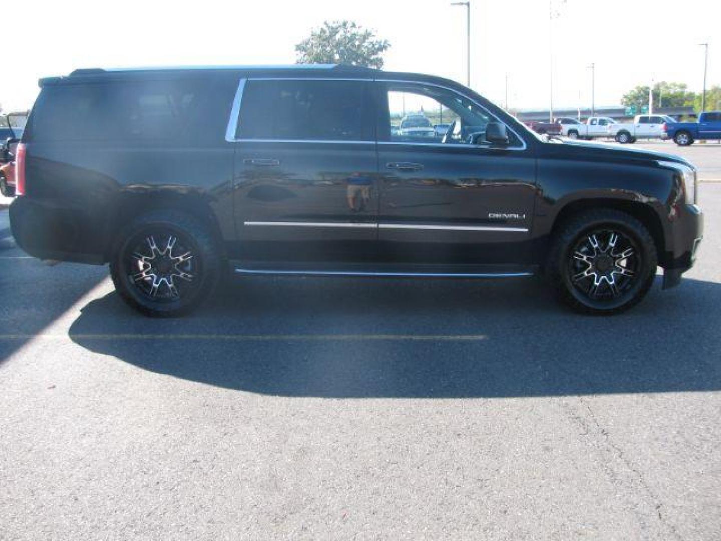 2016 Black GMC Yukon XL Denali 4WD (1GKS2HKJ1GR) with an 6.2L V8 OHV 16V engine, 6-Speed Automatic transmission, located at 2443 Albert Pike, Hot Springs, AR, 71913, (501) 623-6255, 34.492222, -93.109993 - Photo#4