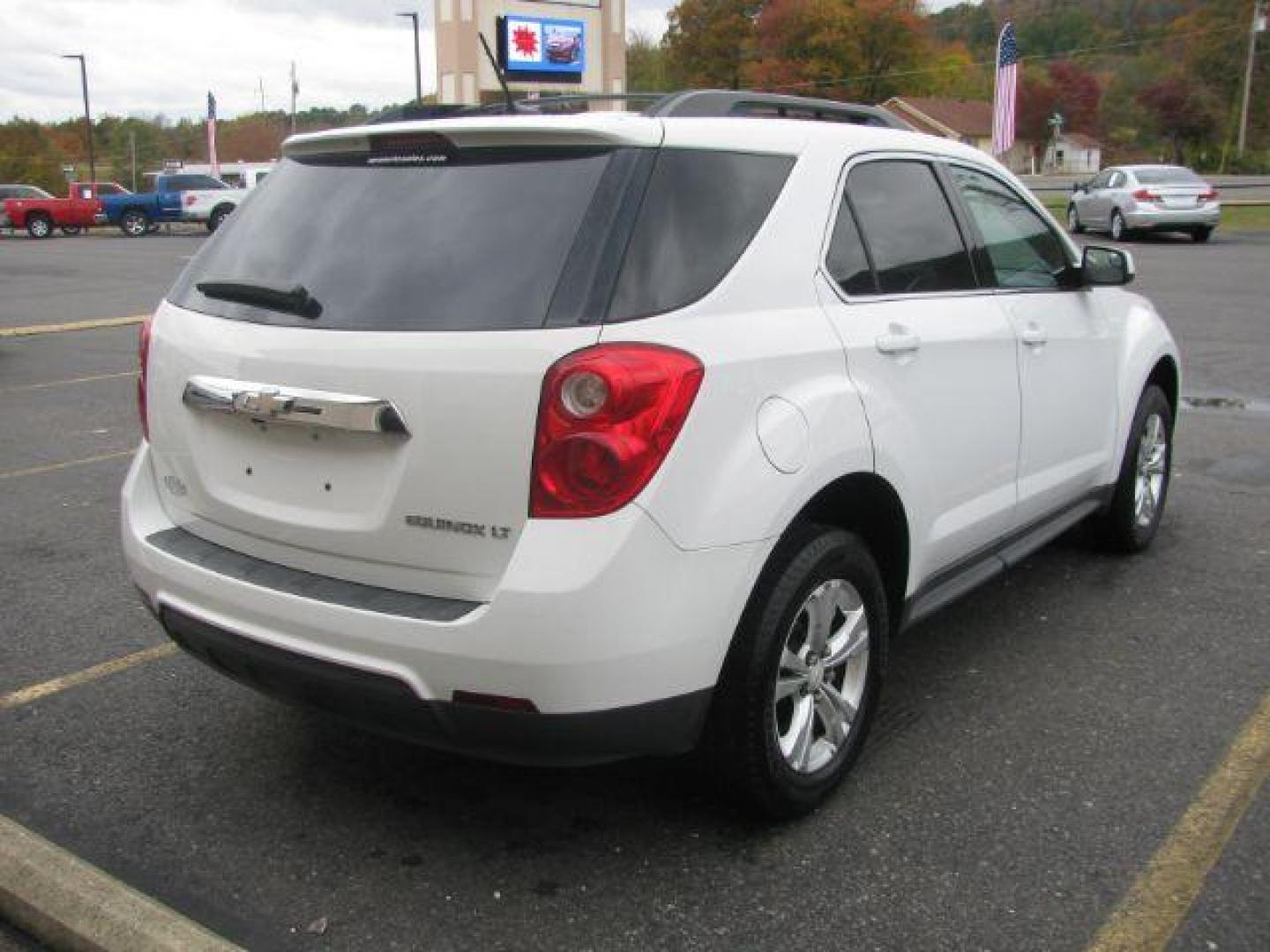 2013 White Chevrolet Equinox 2LT 2WD (2GNALPEK6D1) with an 2.4L L4 DOHC 16V engine, 6-Speed Automatic transmission, located at 2443 Albert Pike, Hot Springs, AR, 71913, (501) 623-6255, 34.492222, -93.109993 - Photo#3