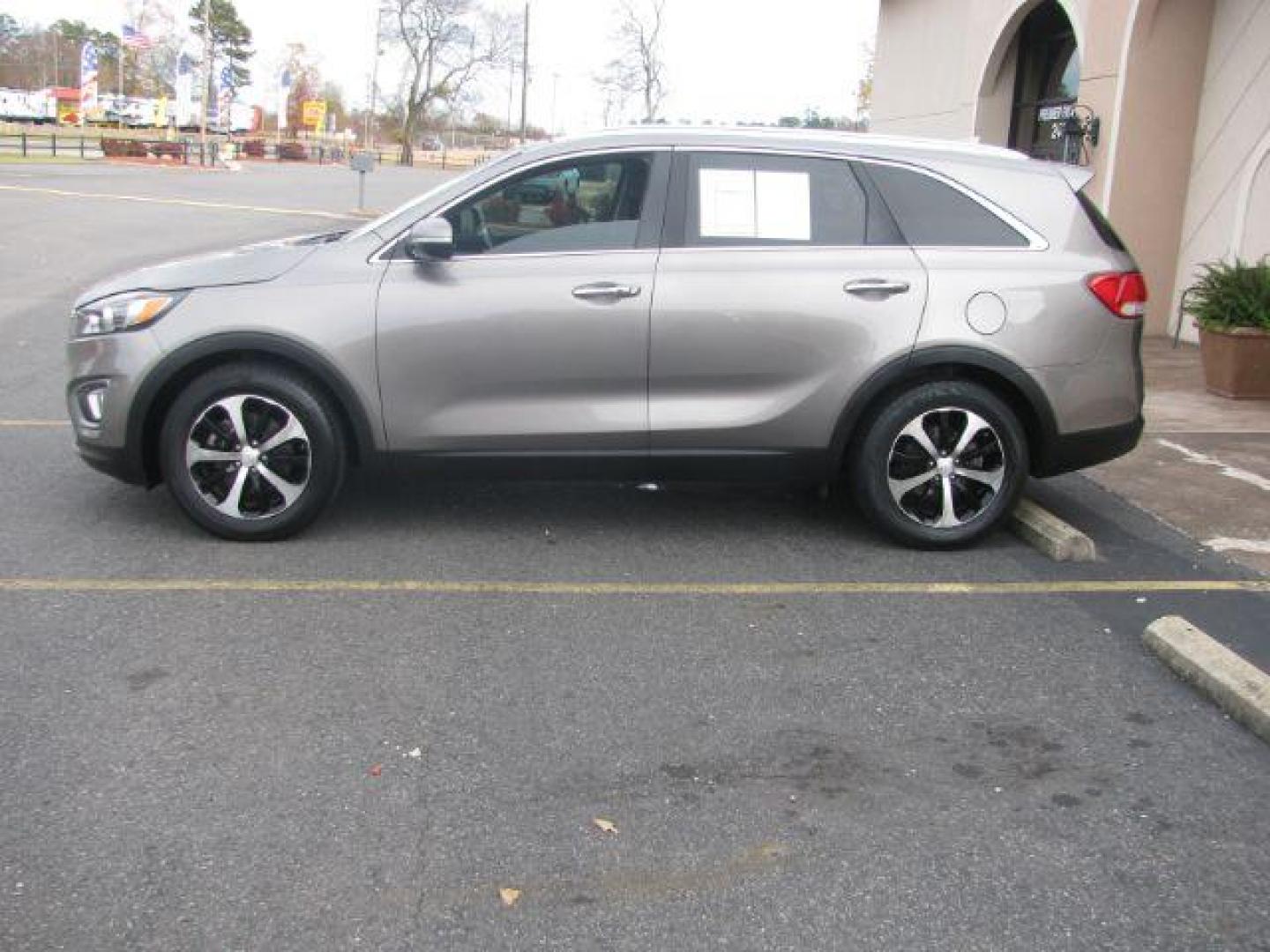 2016 Gray Kia Sorento EX V6 2WD (5XYPH4A51GG) with an 3.3L V6 DOHC 24V engine, 6-Speed Automatic transmission, located at 2443 Albert Pike, Hot Springs, AR, 71913, (501) 623-6255, 34.492222, -93.109993 - Photo#1