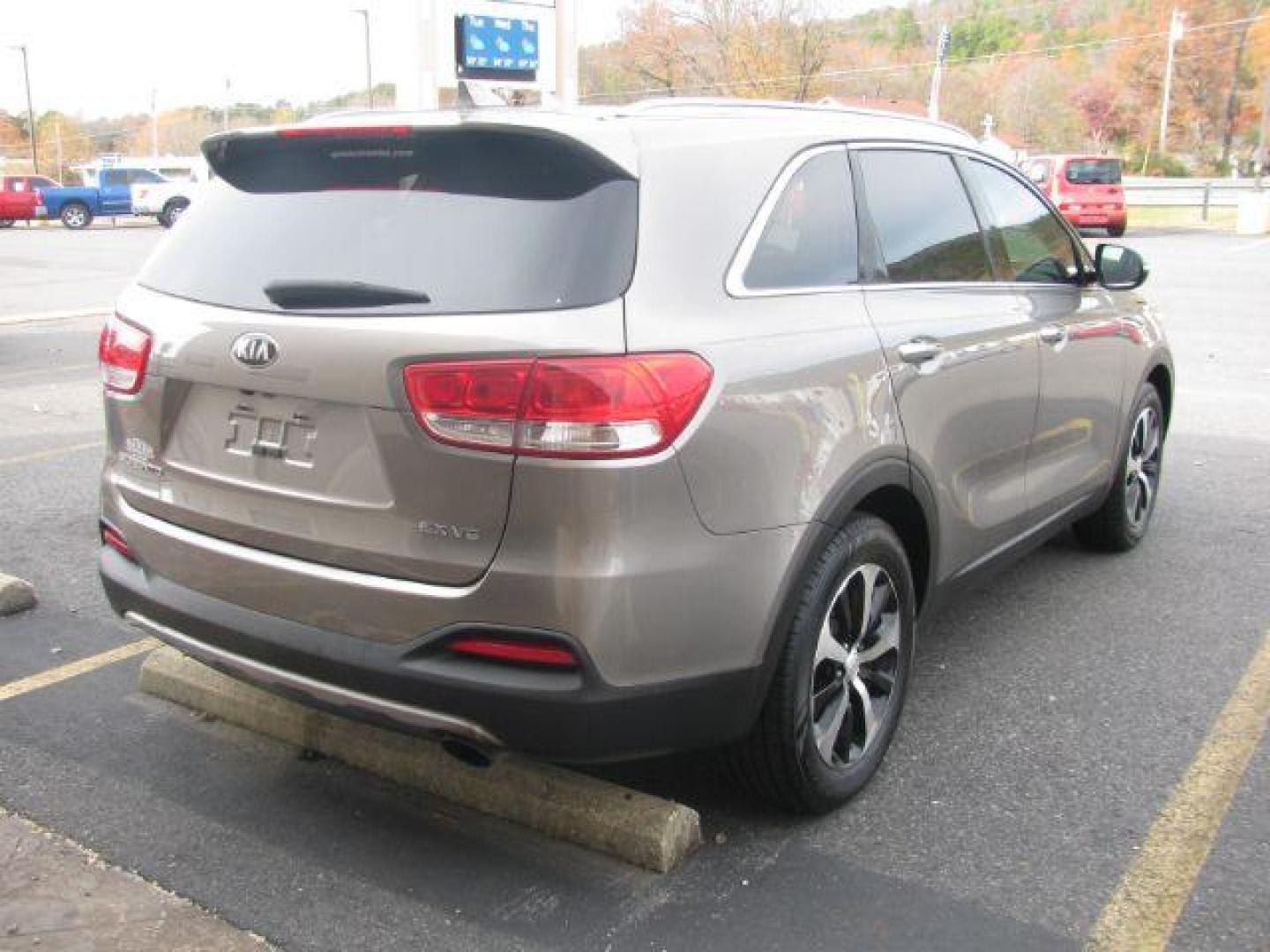 2016 Gray Kia Sorento EX V6 2WD (5XYPH4A51GG) with an 3.3L V6 DOHC 24V engine, 6-Speed Automatic transmission, located at 2443 Albert Pike, Hot Springs, AR, 71913, (501) 623-6255, 34.492222, -93.109993 - Photo#3