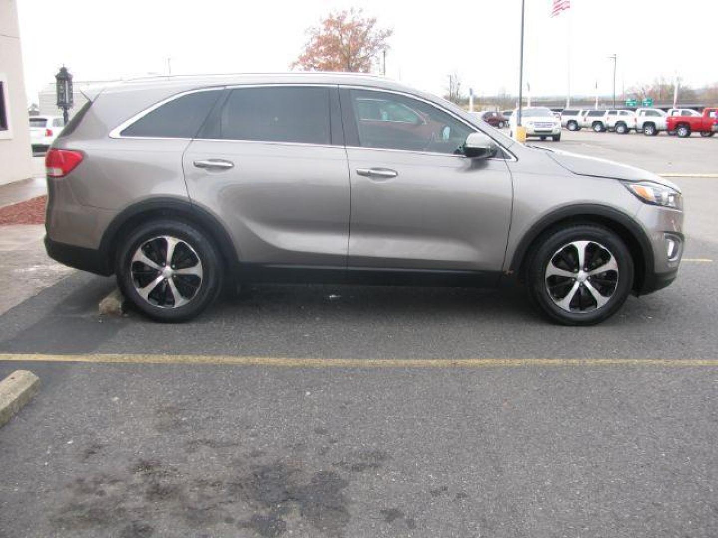 2016 Gray Kia Sorento EX V6 2WD (5XYPH4A51GG) with an 3.3L V6 DOHC 24V engine, 6-Speed Automatic transmission, located at 2443 Albert Pike, Hot Springs, AR, 71913, (501) 623-6255, 34.492222, -93.109993 - Photo#4