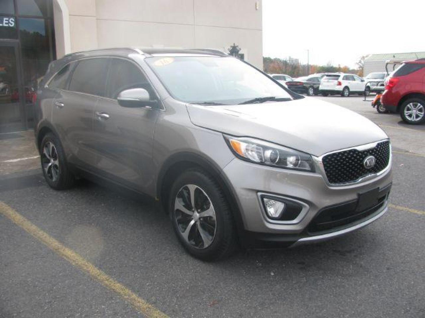 2016 Gray Kia Sorento EX V6 2WD (5XYPH4A51GG) with an 3.3L V6 DOHC 24V engine, 6-Speed Automatic transmission, located at 2443 Albert Pike, Hot Springs, AR, 71913, (501) 623-6255, 34.492222, -93.109993 - Photo#5