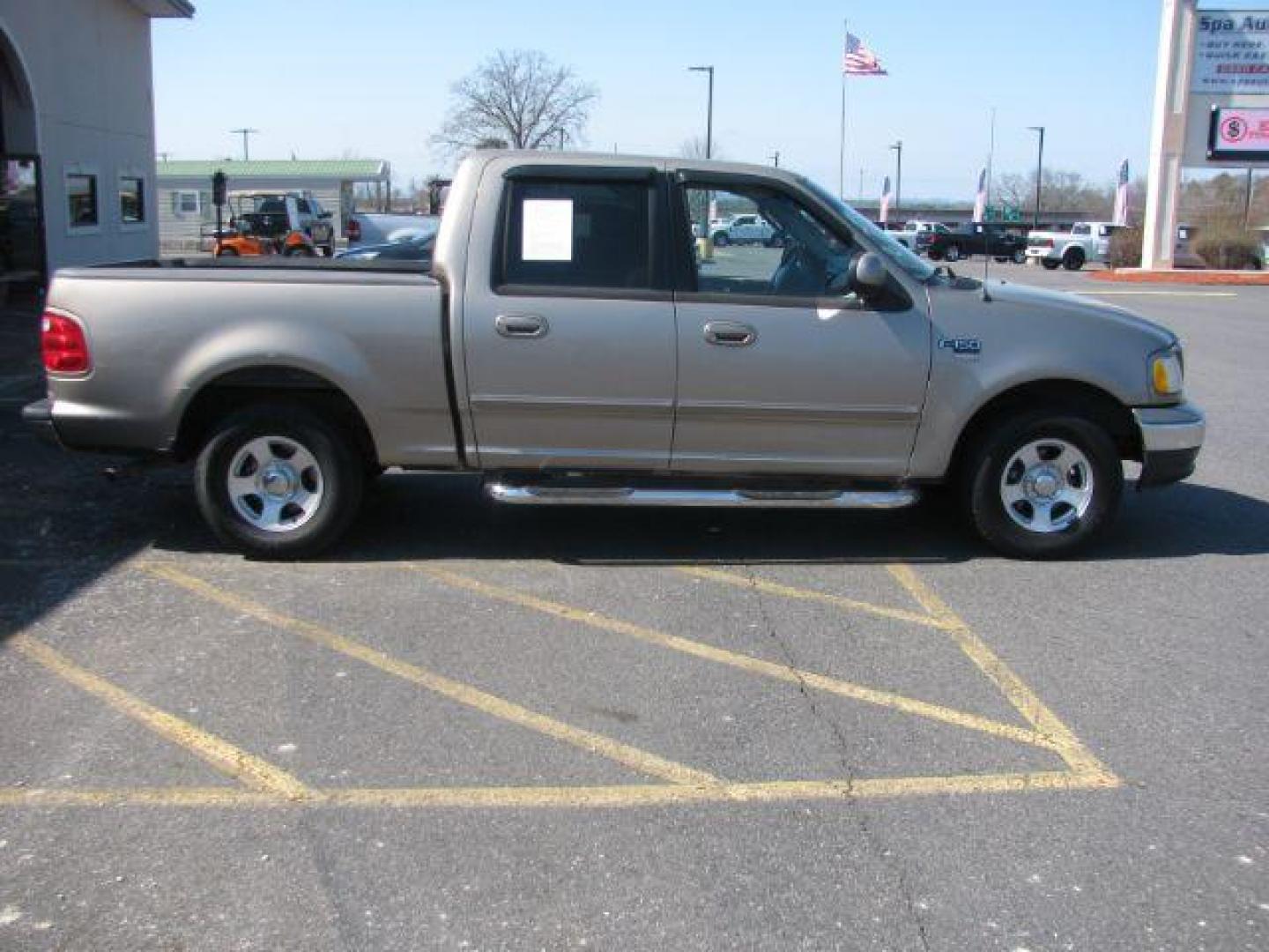 2002 Tan Ford F-150 XLT SuperCrew Short Bed 2WD (1FTRW07642K) with an 4.6L V8 SOHC 16V engine, 4-Speed Automatic transmission, located at 2443 Albert Pike, Hot Springs, AR, 71913, (501) 623-6255, 34.492222, -93.109993 - LISTED FEATURES MAY BE OPTIONAL AND NOT INCLUDED ON THIS VEHICLE!!! - Photo#5