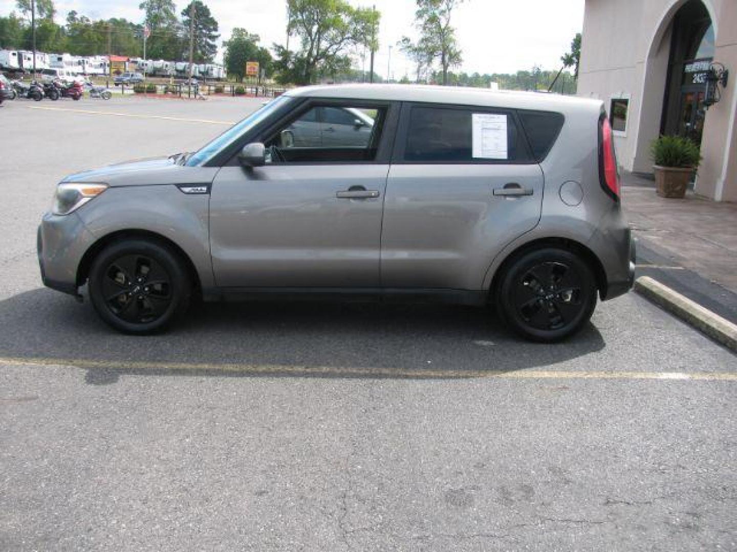 2016 Gray Kia Soul Base 6A (KNDJN2A28G7) with an 1.6L L4 DOHC 16V engine, 6-Speed Automatic transmission, located at 2443 Albert Pike, Hot Springs, AR, 71913, (501) 623-6255, 34.492222, -93.109993 - LISTED FEATURES MAY BE OPTIONAL AND NOT INCLUDED ON THIS VEHICLE!!! - Photo#4