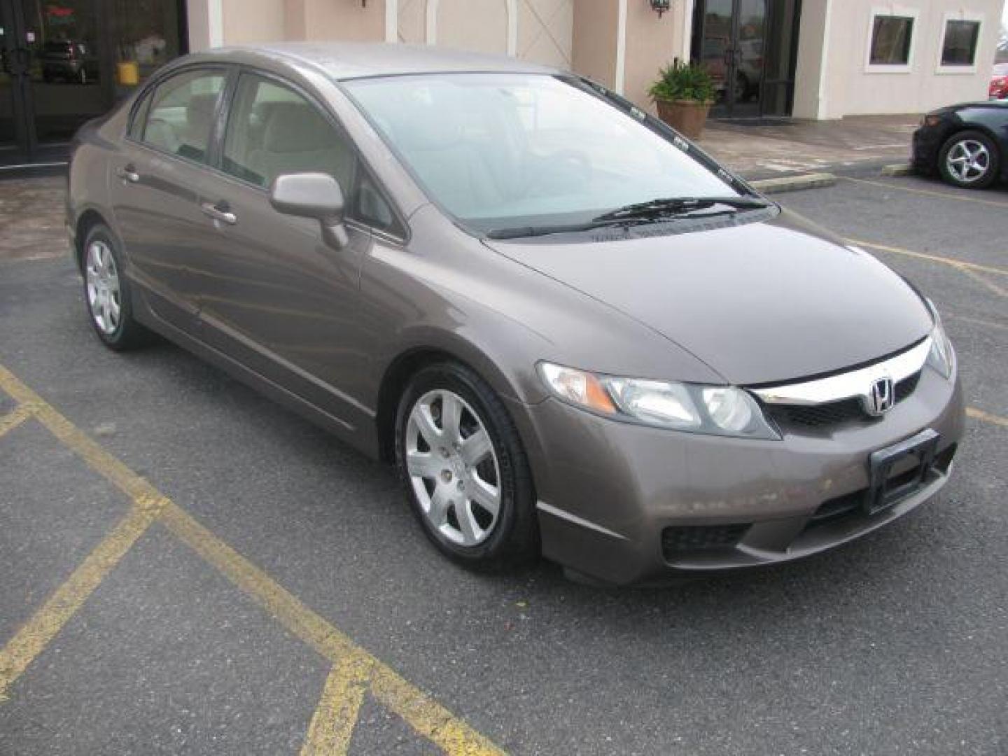 2010 Gray Honda Civic LX Sedan 5-Speed AT (2HGFA1F53AH) with an 1.8L L4 SOHC 16V engine, 5-Speed Automatic transmission, located at 2443 Albert Pike, Hot Springs, AR, 71913, (501) 623-6255, 34.492222, -93.109993 - Photo#5