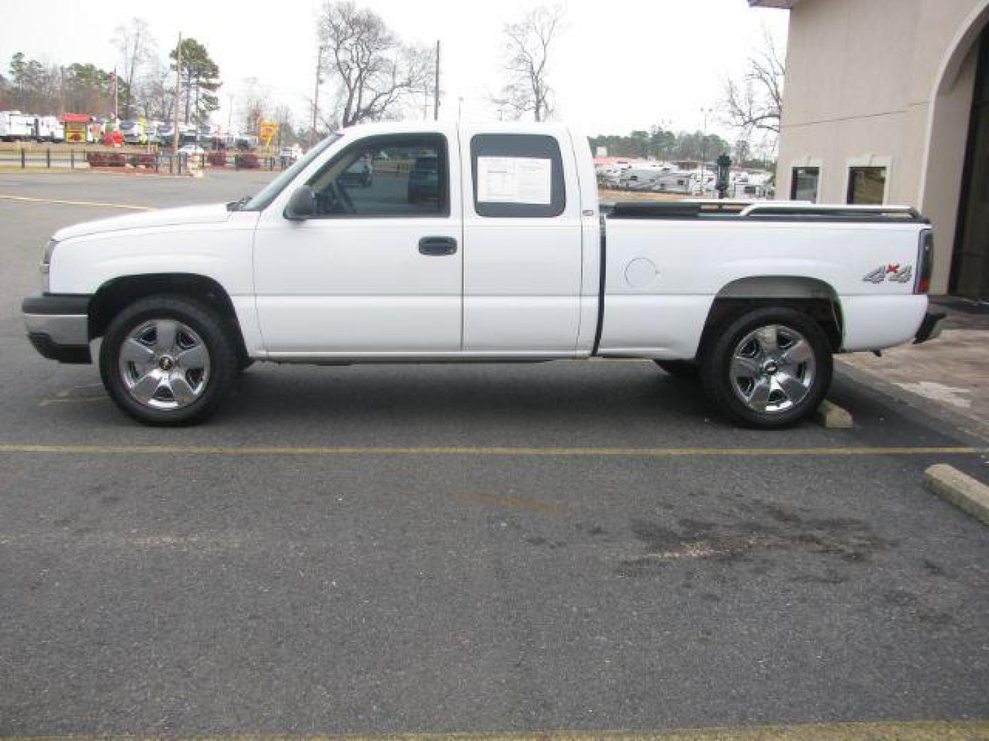 2004 White Chevrolet Silverado 1500 Work Truck Ext. Cab Short Bed 4WD (1GCEK19T74Z) with an 5.3L V8 OHV 16V engine, 4-Speed Automatic transmission, located at 2443 Albert Pike, Hot Springs, AR, 71913, (501) 623-6255, 34.492222, -93.109993 - Photo#1