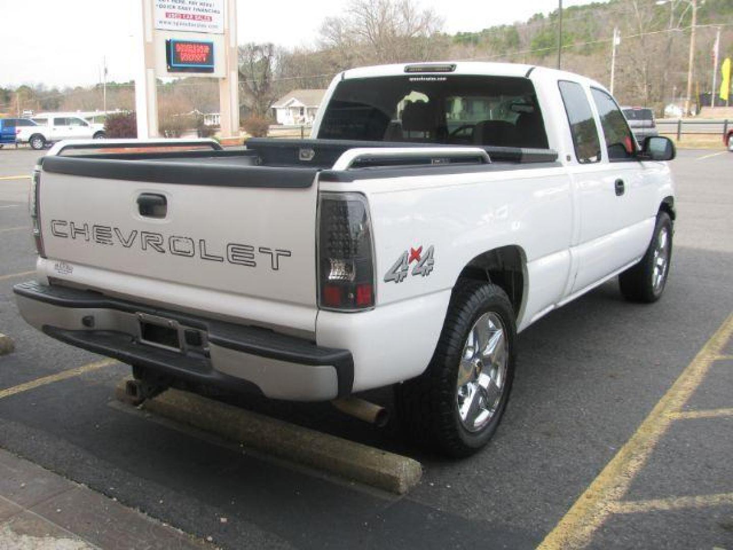 2004 White Chevrolet Silverado 1500 Work Truck Ext. Cab Short Bed 4WD (1GCEK19T74Z) with an 5.3L V8 OHV 16V engine, 4-Speed Automatic transmission, located at 2443 Albert Pike, Hot Springs, AR, 71913, (501) 623-6255, 34.492222, -93.109993 - Photo#4