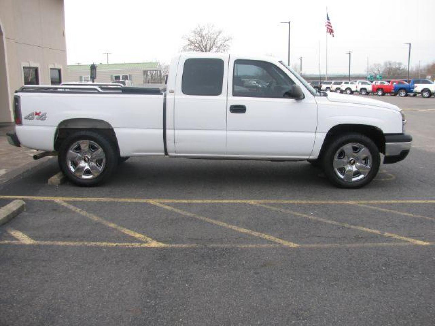 2004 White Chevrolet Silverado 1500 Work Truck Ext. Cab Short Bed 4WD (1GCEK19T74Z) with an 5.3L V8 OHV 16V engine, 4-Speed Automatic transmission, located at 2443 Albert Pike, Hot Springs, AR, 71913, (501) 623-6255, 34.492222, -93.109993 - Photo#5