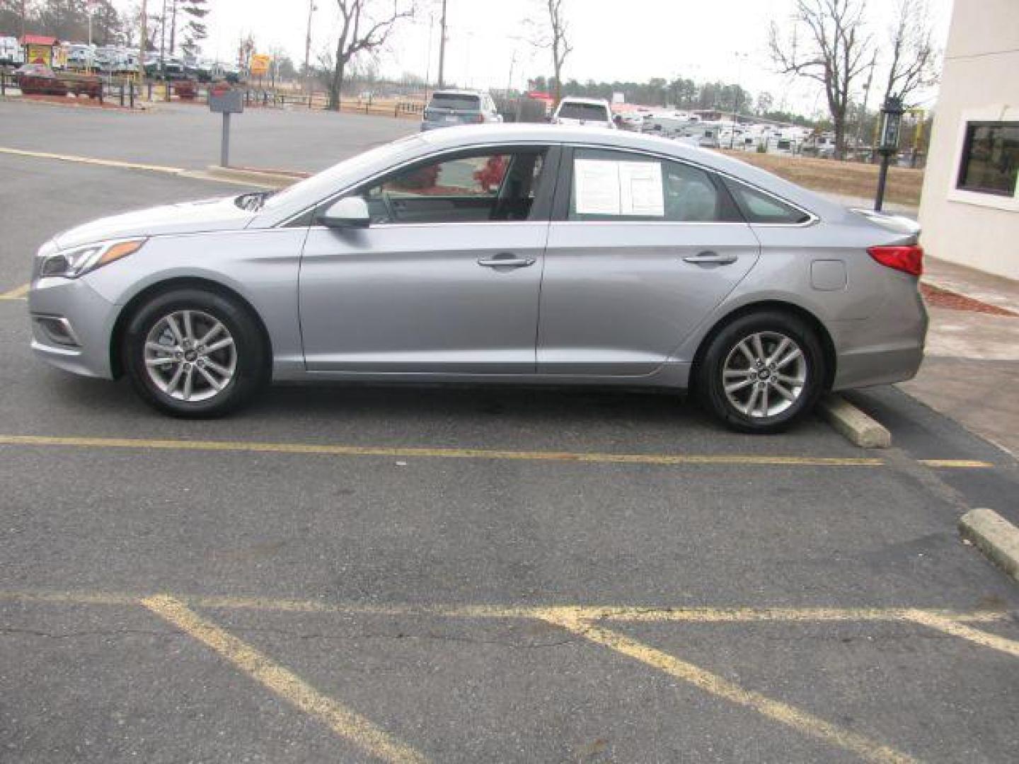 2016 Silver Hyundai Sonata SE (5NPE24AF2GH) with an 2.4L L4 DOHC 16V engine, 7-Speed Automatic transmission, located at 2443 Albert Pike, Hot Springs, AR, 71913, (501) 623-6255, 34.492222, -93.109993 - Photo#1