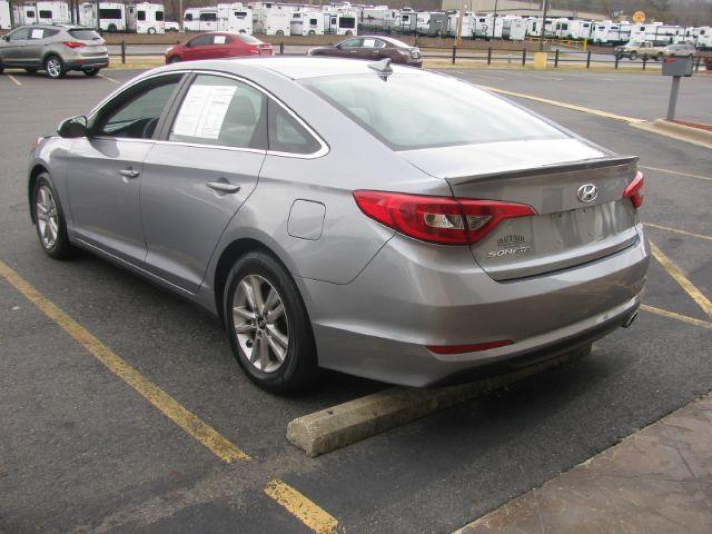 2016 Silver Hyundai Sonata SE (5NPE24AF2GH) with an 2.4L L4 DOHC 16V engine, 7-Speed Automatic transmission, located at 2443 Albert Pike, Hot Springs, AR, 71913, (501) 623-6255, 34.492222, -93.109993 - Photo#2