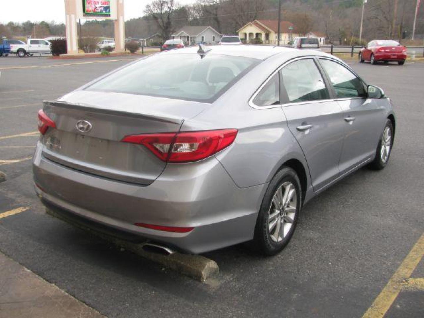 2016 Silver Hyundai Sonata SE (5NPE24AF2GH) with an 2.4L L4 DOHC 16V engine, 7-Speed Automatic transmission, located at 2443 Albert Pike, Hot Springs, AR, 71913, (501) 623-6255, 34.492222, -93.109993 - Photo#3