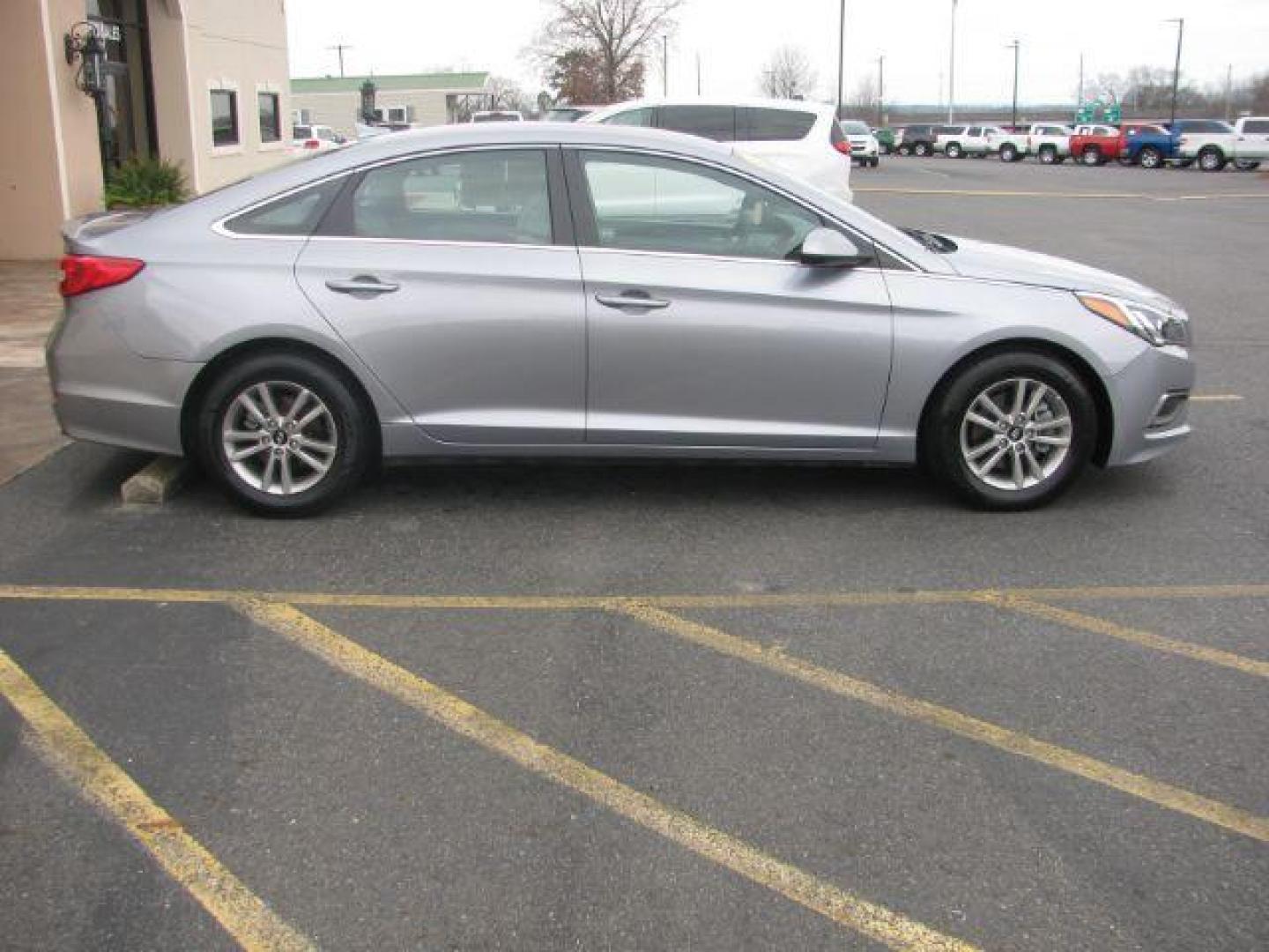 2016 Silver Hyundai Sonata SE (5NPE24AF2GH) with an 2.4L L4 DOHC 16V engine, 7-Speed Automatic transmission, located at 2443 Albert Pike, Hot Springs, AR, 71913, (501) 623-6255, 34.492222, -93.109993 - Photo#4