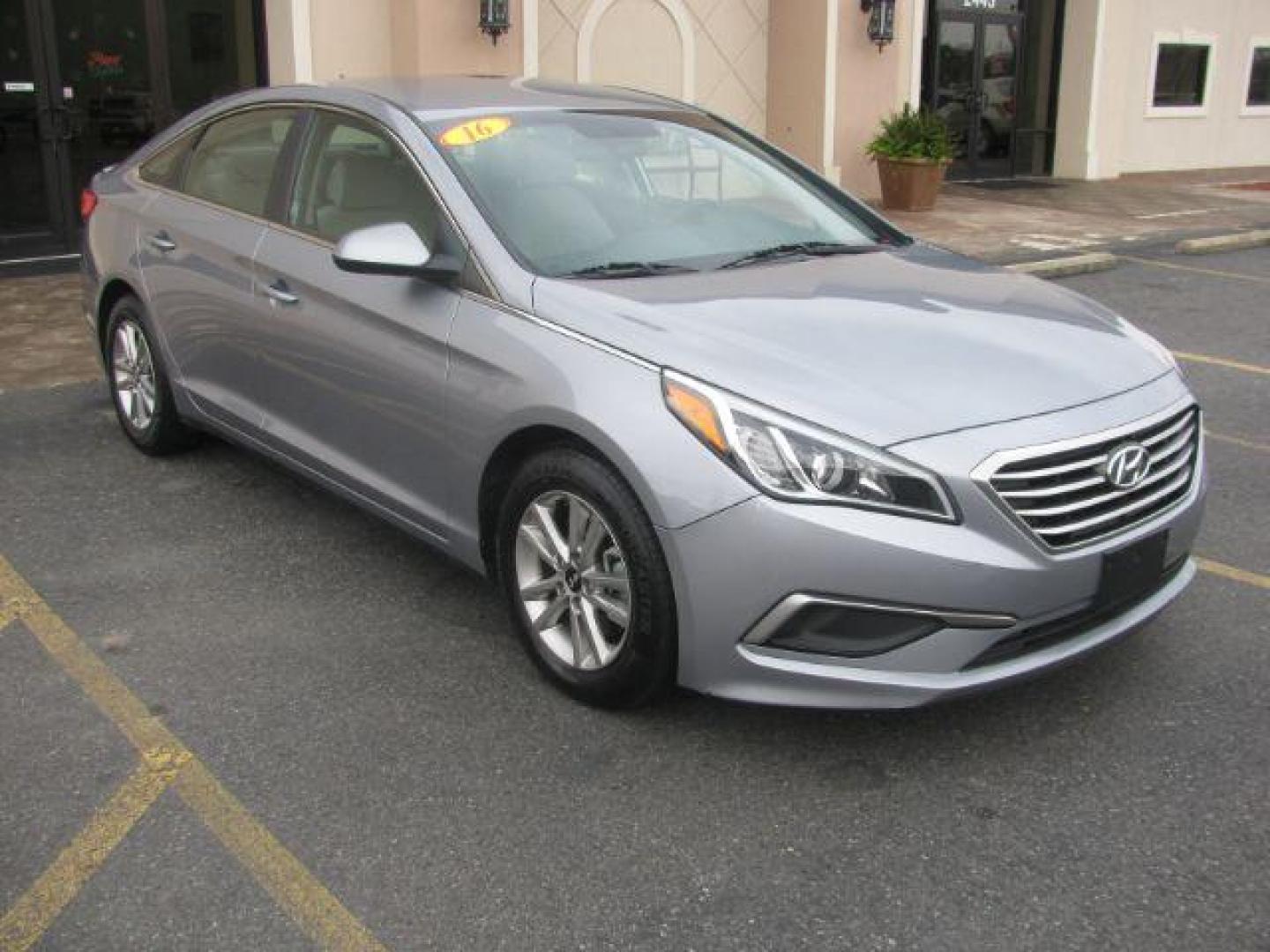 2016 Silver Hyundai Sonata SE (5NPE24AF2GH) with an 2.4L L4 DOHC 16V engine, 7-Speed Automatic transmission, located at 2443 Albert Pike, Hot Springs, AR, 71913, (501) 623-6255, 34.492222, -93.109993 - Photo#5