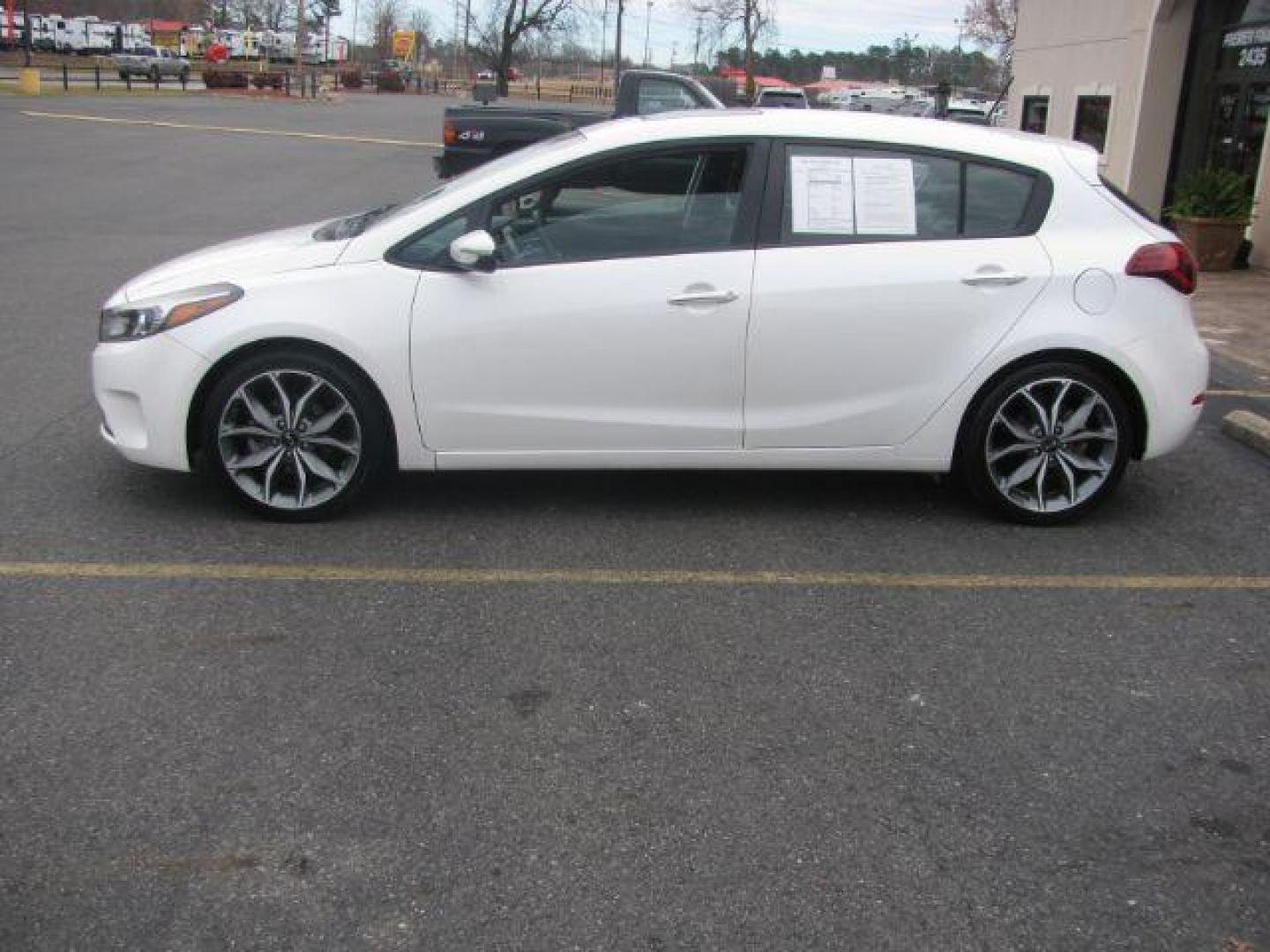 2017 White Kia Forte 5-Door EX (KNAFX5A81H5) with an 2.0L L4 DOHC 16V engine, 6-Speed Automatic transmission, located at 2443 Albert Pike, Hot Springs, AR, 71913, (501) 623-6255, 34.492222, -93.109993 - Photo#1