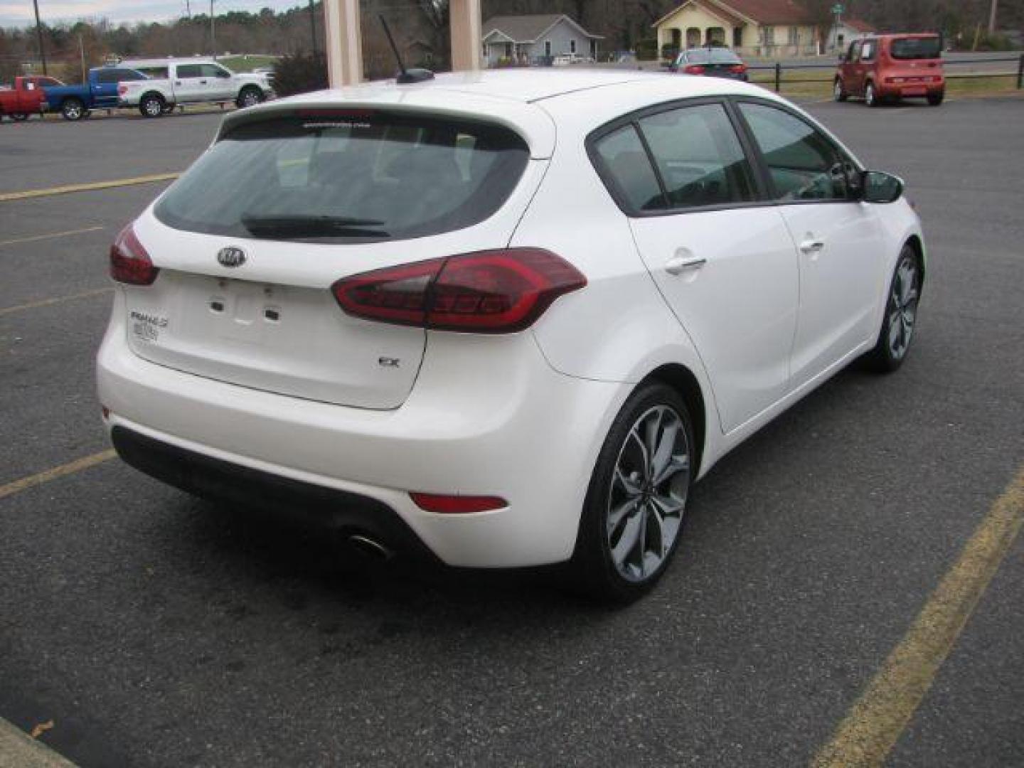 2017 White Kia Forte 5-Door EX (KNAFX5A81H5) with an 2.0L L4 DOHC 16V engine, 6-Speed Automatic transmission, located at 2443 Albert Pike, Hot Springs, AR, 71913, (501) 623-6255, 34.492222, -93.109993 - Photo#3