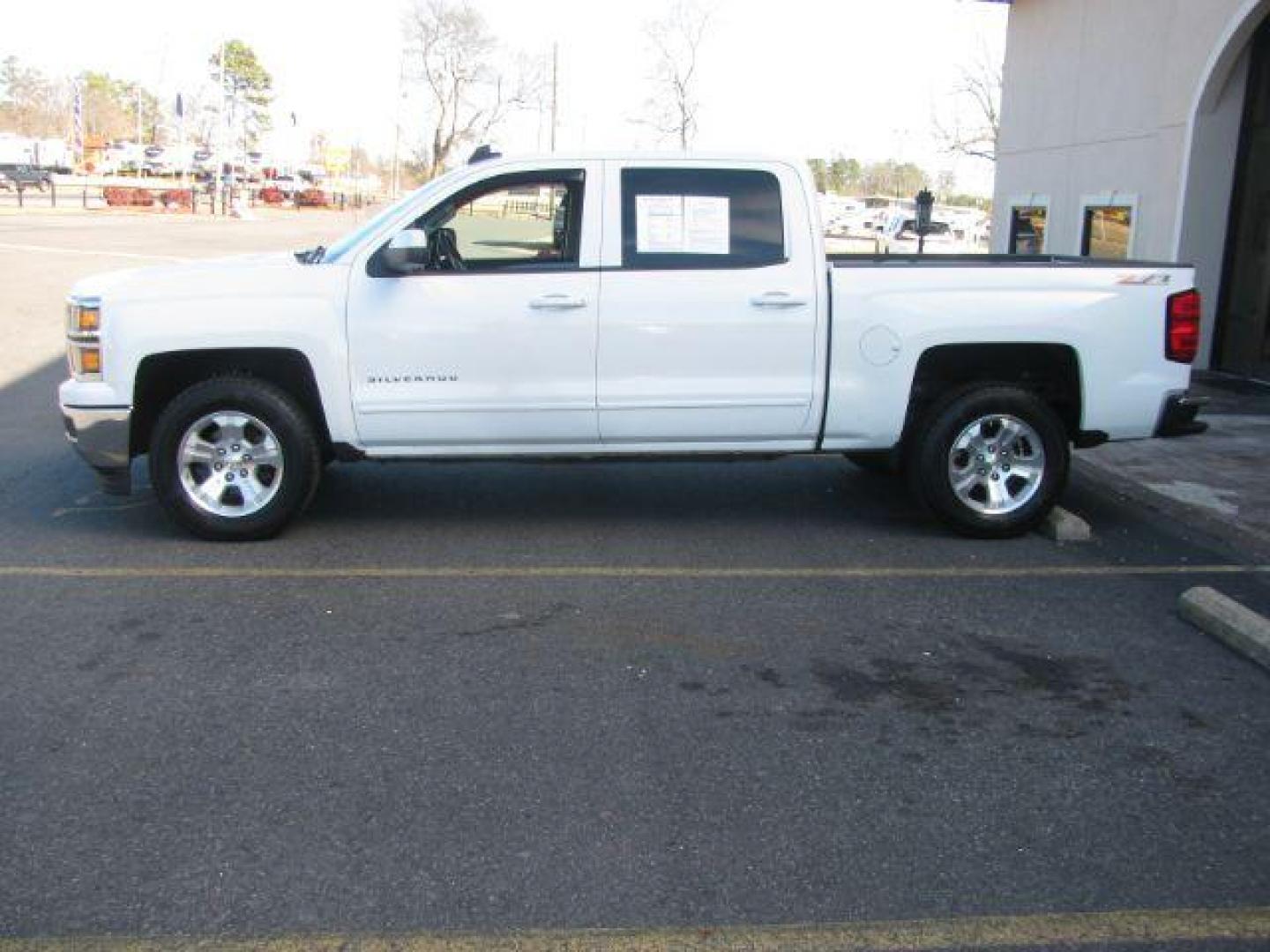 2015 White Chevrolet Silverado 1500 LT Crew Cab 4WD (3GCUKREC7FG) with an 5.3L V8 OHV 16V engine, 6-Speed Automatic transmission, located at 2443 Albert Pike, Hot Springs, AR, 71913, (501) 623-6255, 34.492222, -93.109993 - Photo#1