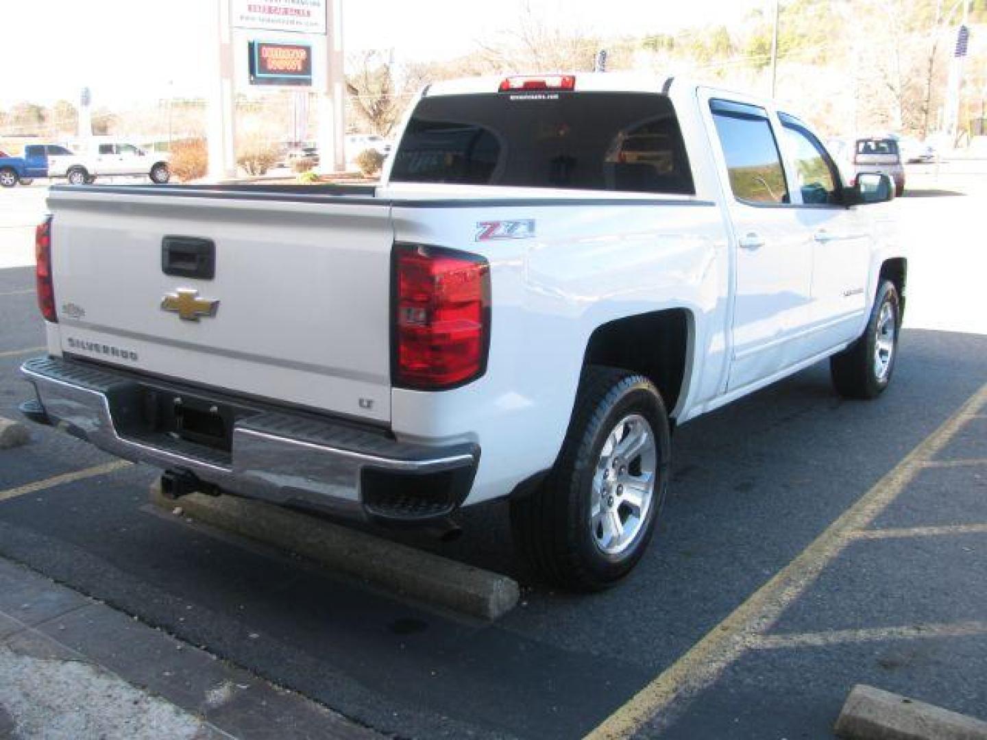 2015 White Chevrolet Silverado 1500 LT Crew Cab 4WD (3GCUKREC7FG) with an 5.3L V8 OHV 16V engine, 6-Speed Automatic transmission, located at 2443 Albert Pike, Hot Springs, AR, 71913, (501) 623-6255, 34.492222, -93.109993 - Photo#4