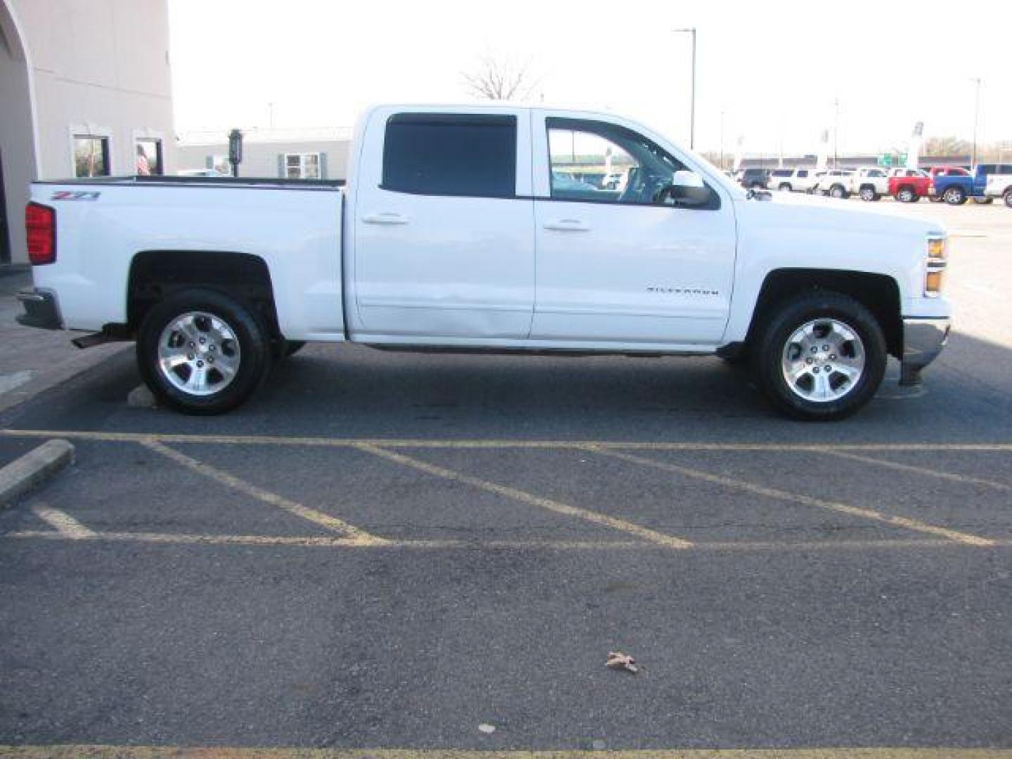 2015 White Chevrolet Silverado 1500 LT Crew Cab 4WD (3GCUKREC7FG) with an 5.3L V8 OHV 16V engine, 6-Speed Automatic transmission, located at 2443 Albert Pike, Hot Springs, AR, 71913, (501) 623-6255, 34.492222, -93.109993 - Photo#5