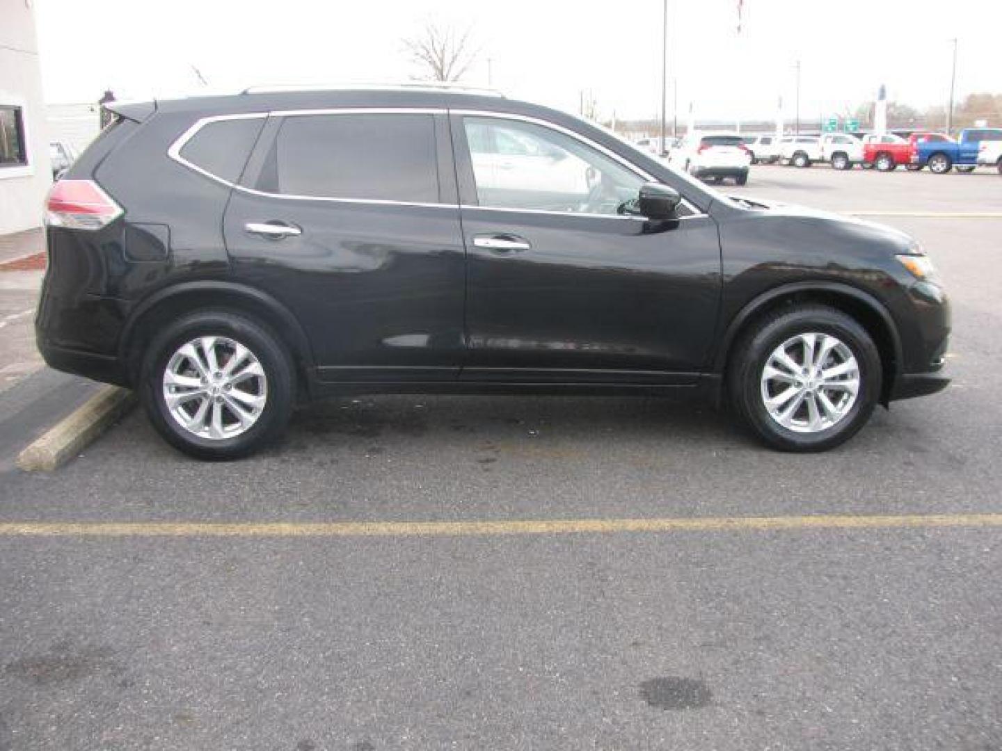 2016 Black Nissan Rogue S 2WD (5N1AT2MT7GC) with an 2.5L L4 DOHC 16V engine, Continuously Variable Transmission transmission, located at 2443 Albert Pike, Hot Springs, AR, 71913, (501) 623-6255, 34.492222, -93.109993 - Photo#4