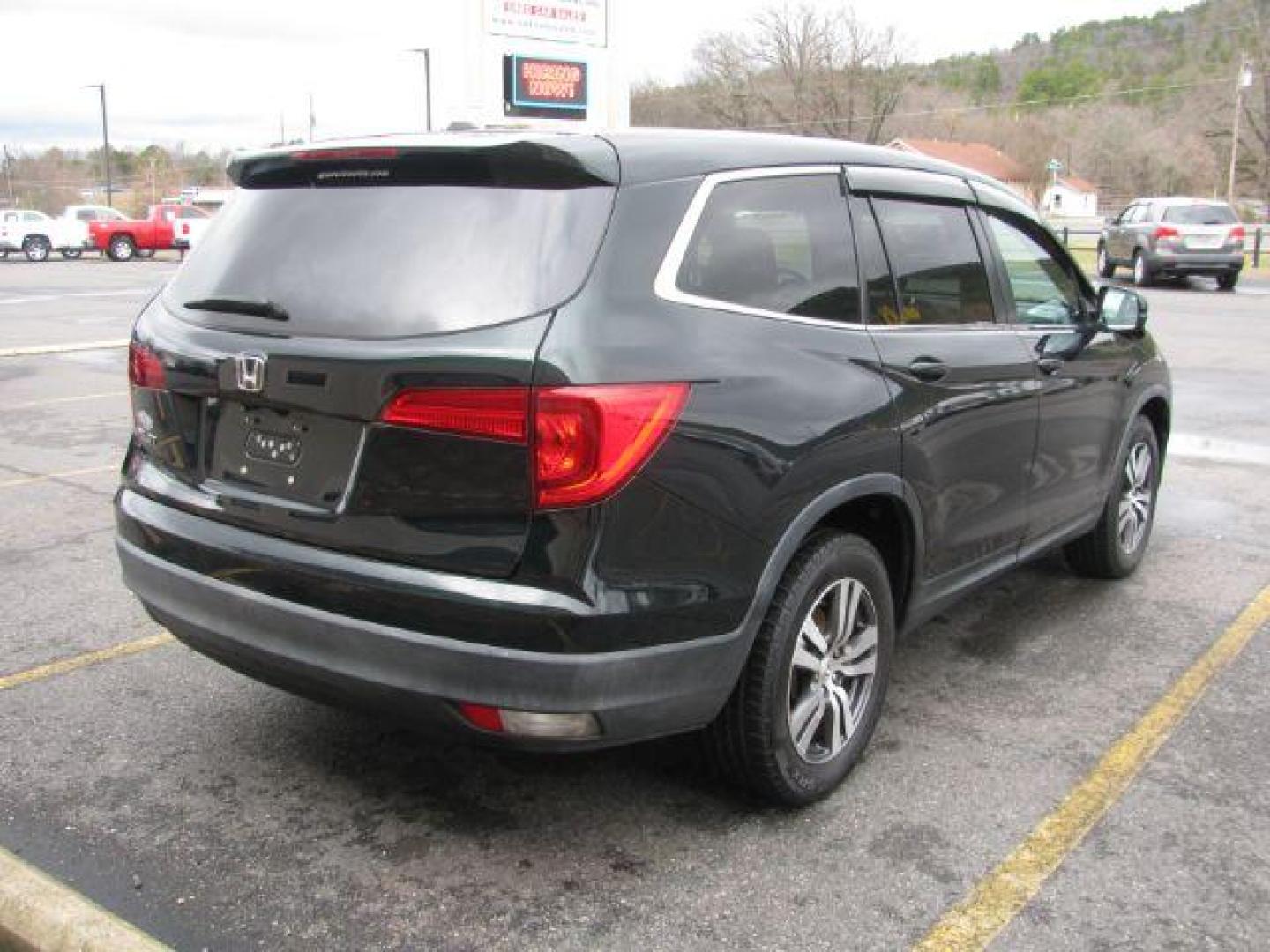 2016 Green Honda Pilot EXL 2WD (5FNYF5H59GB) with an 3.5L V6 SOHC 24V engine, 6-Speed Automatic transmission, located at 2443 Albert Pike, Hot Springs, AR, 71913, (501) 623-6255, 34.492222, -93.109993 - LISTED FEATURES MAY BE OPTIONAL AND NOT INCLUDED ON THIS VEHICLE!!! - Photo#3